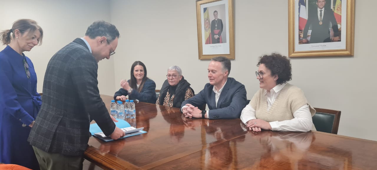 Espot atenent la llista d'Acció.