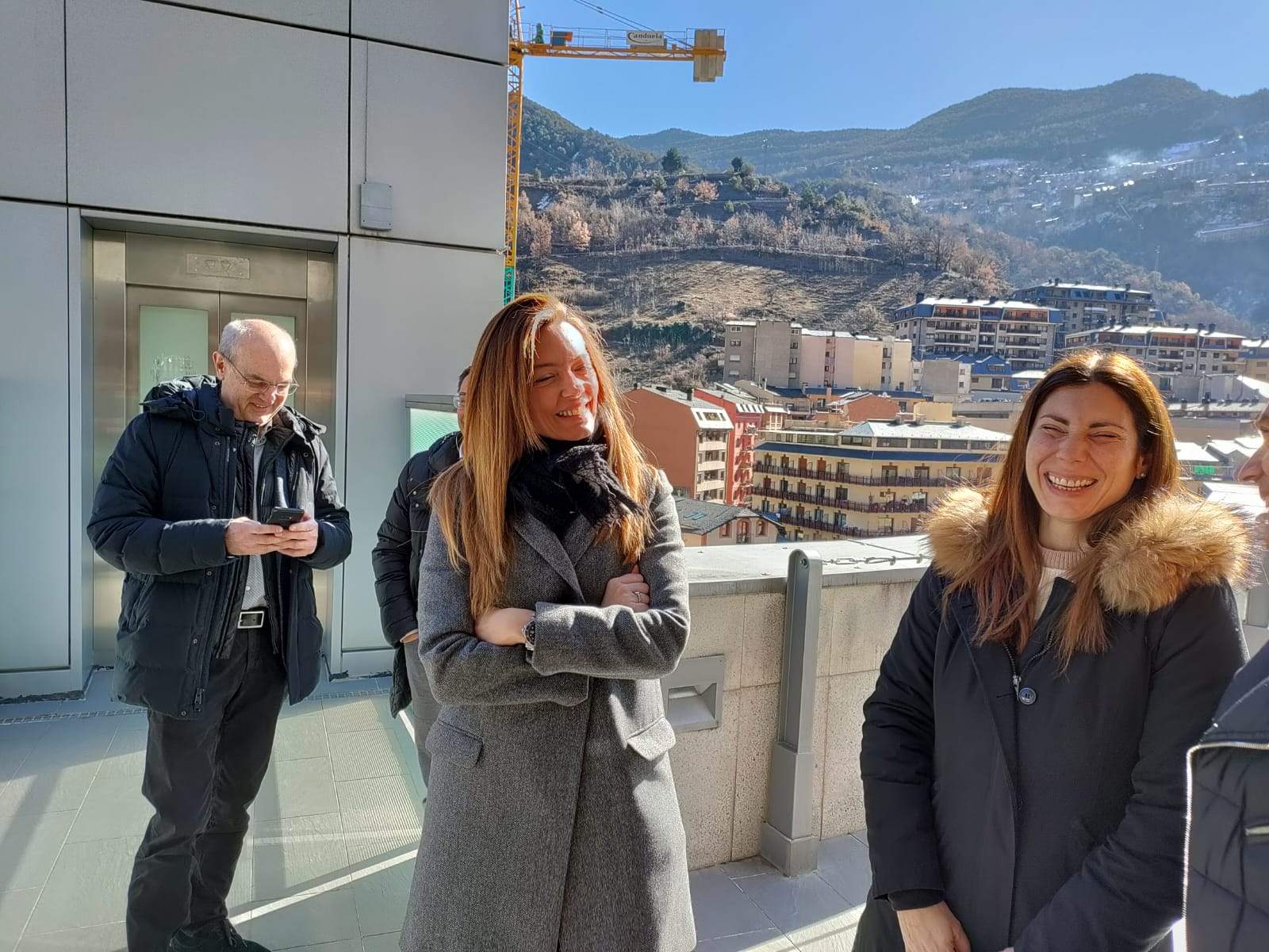 Les candidates Helena Mas i Eva París amb el presentador Carles Àlvarez Marfany al fons.
