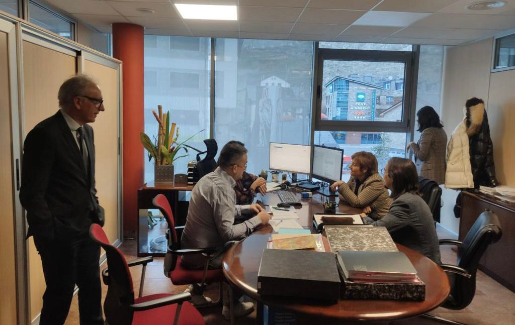 Camp observa com Riba i Palmitjavila presenten la llista.