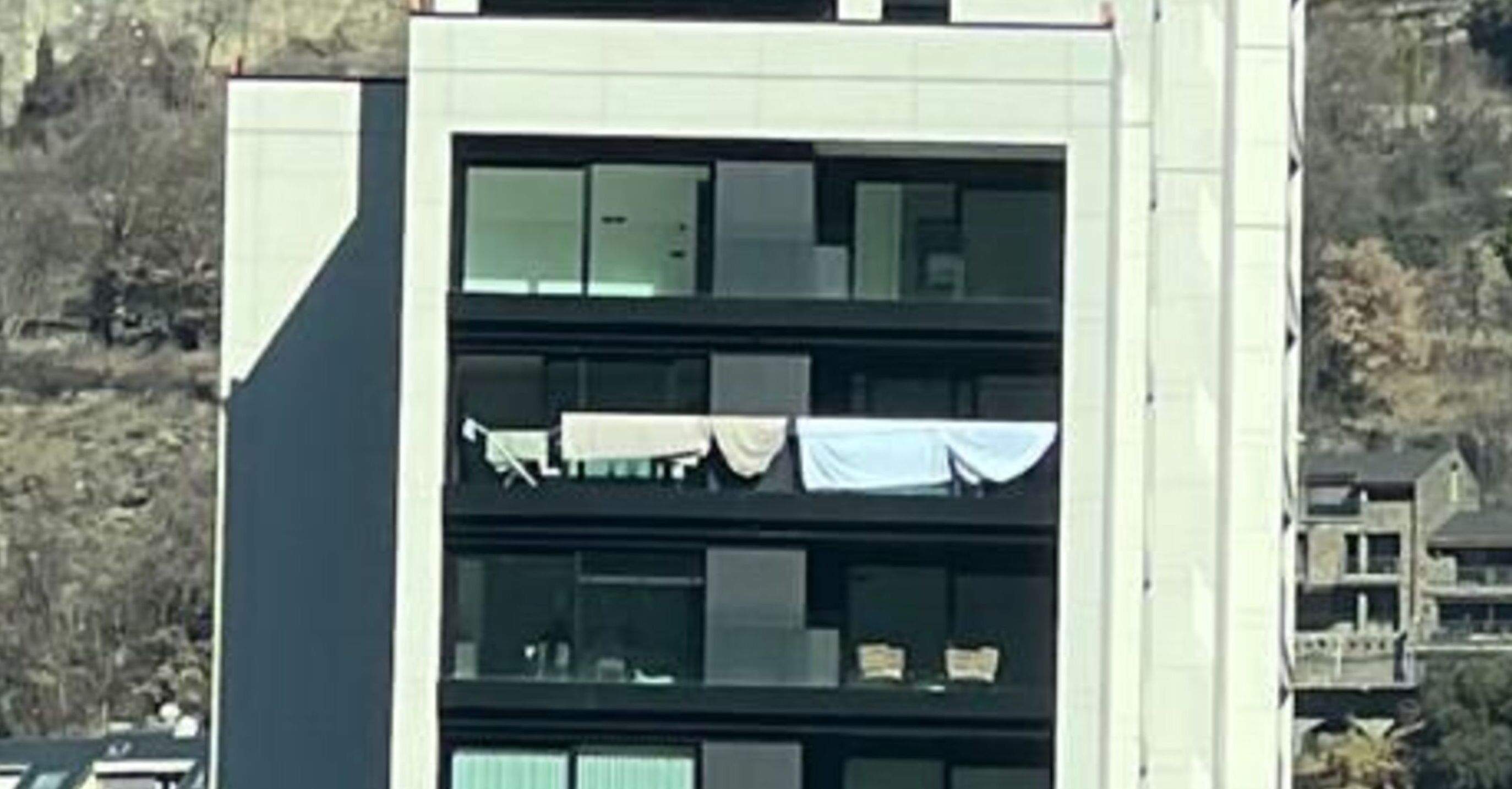 Els llençols penjats al balcó.