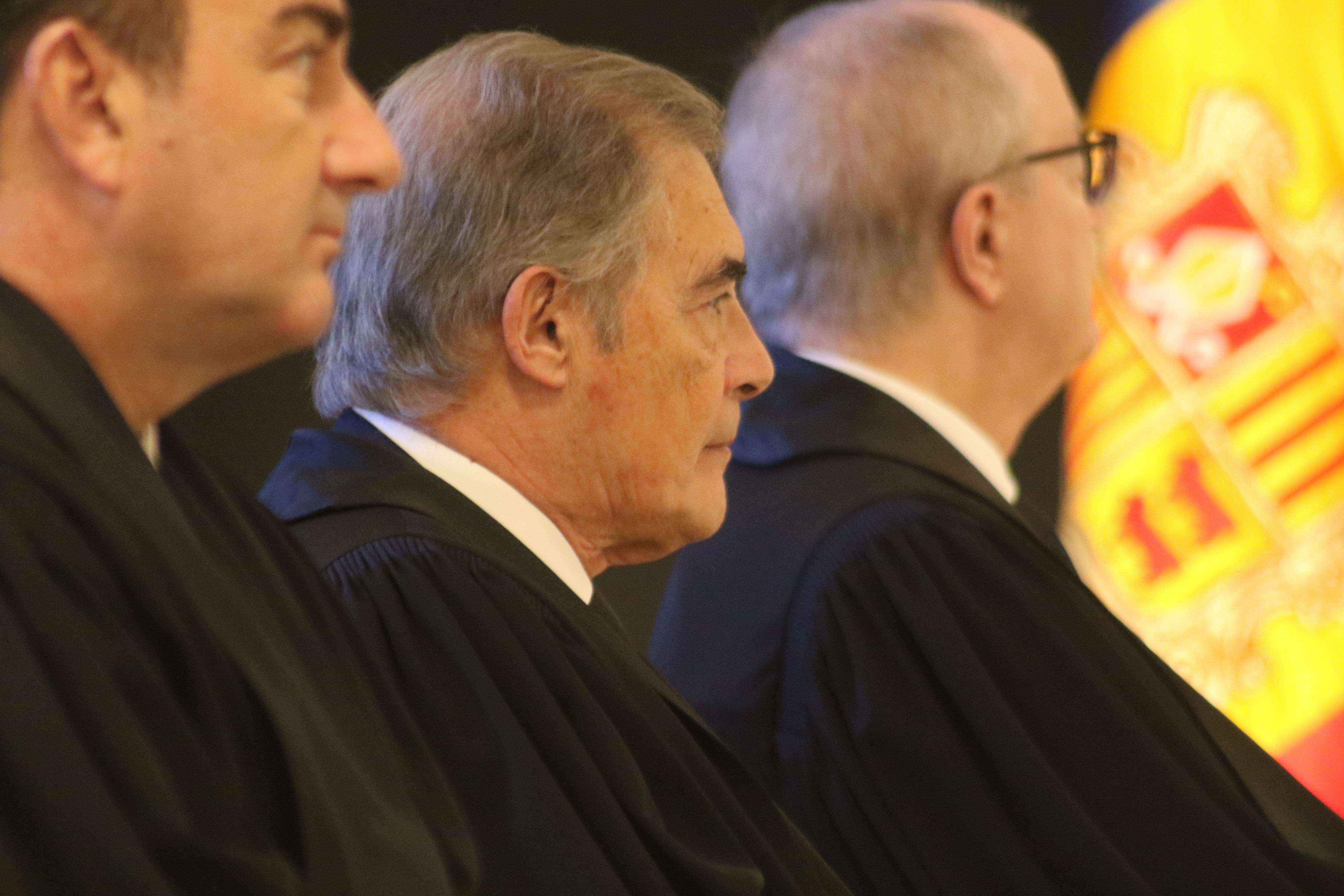 Josep Maria Pijuan, pensatiu, al centre de la imatge.