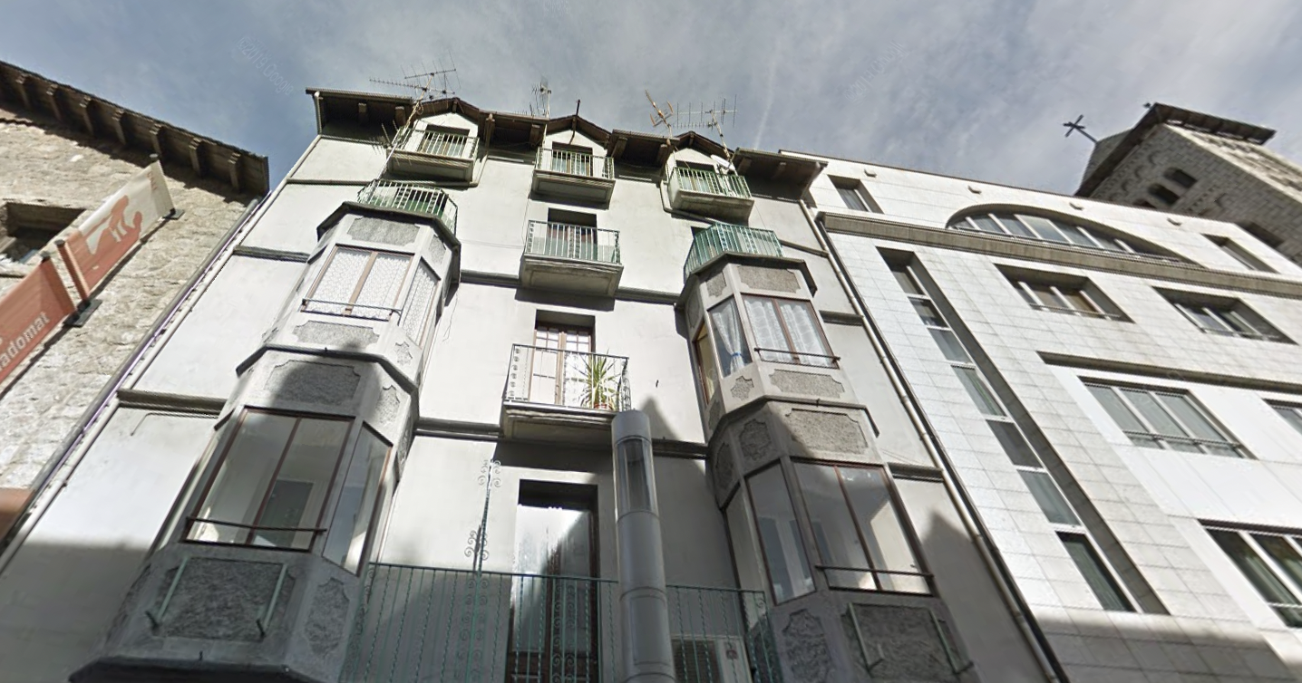 El pis objecte del cas és a l'avinguda Carlemany 28.