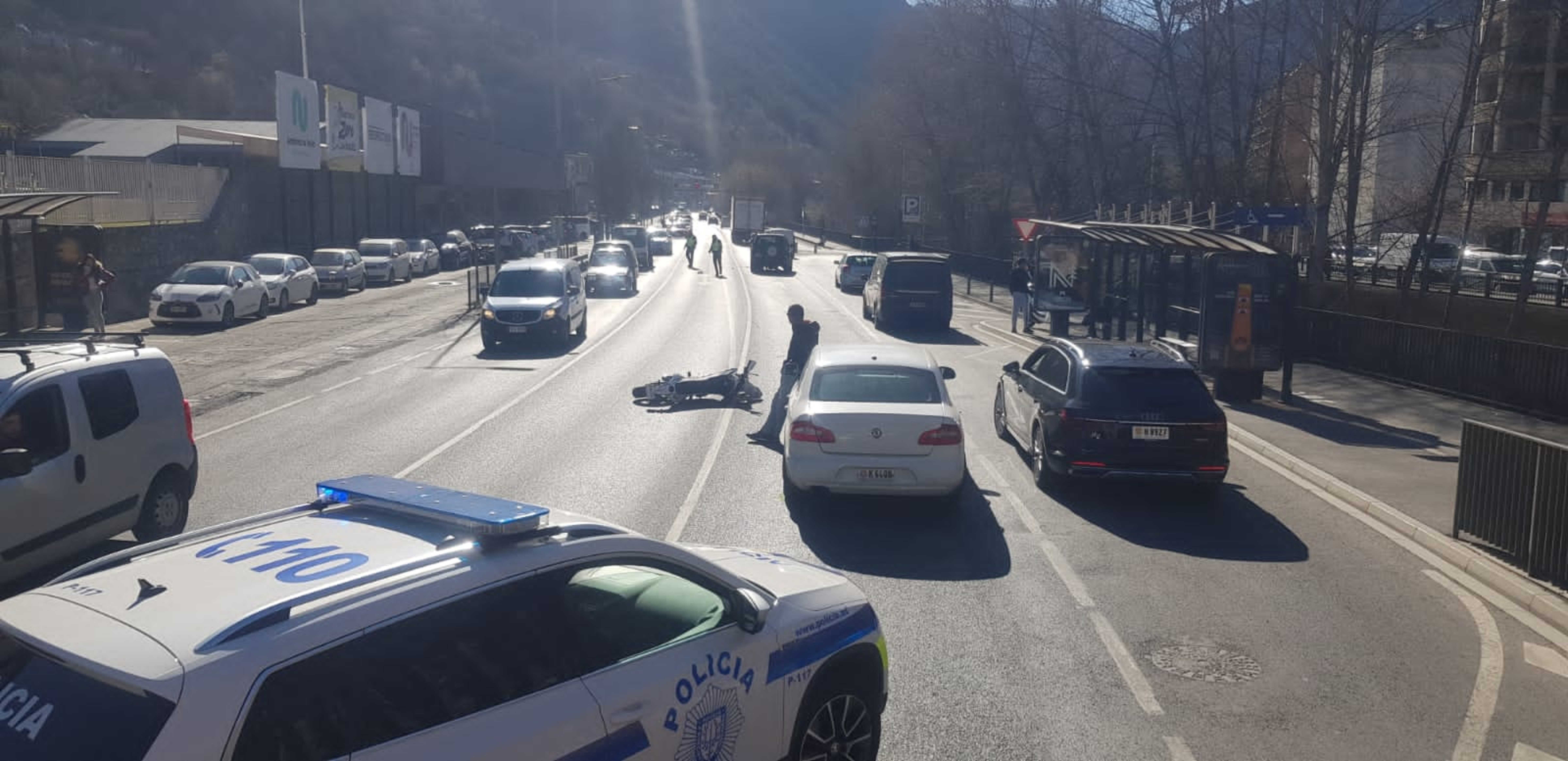 La moto accidentada al bell mig de la via.