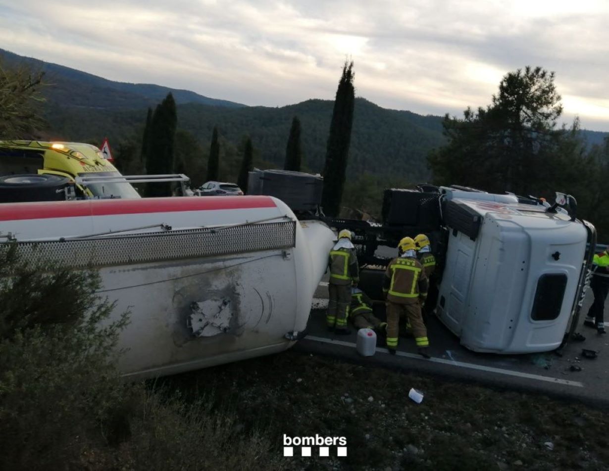 Els bombers catalans intervenint al lloc de l'accident.