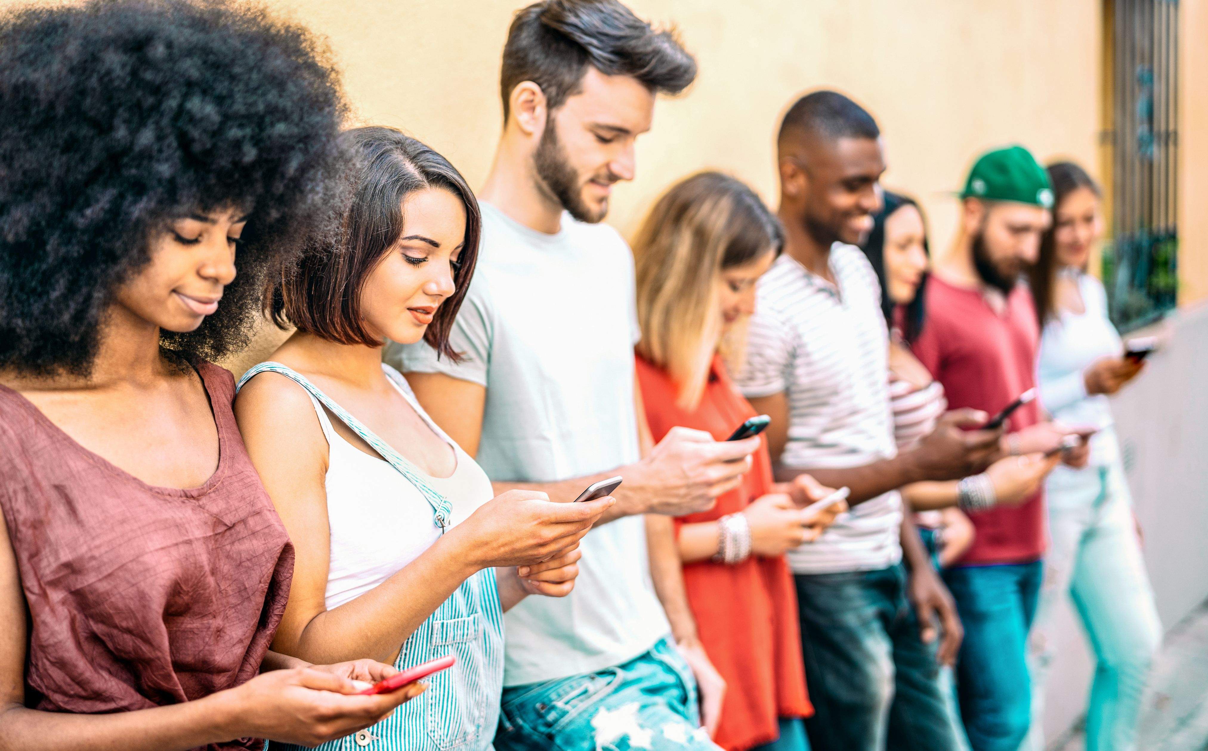 Un grup de joves mirant el mòbil