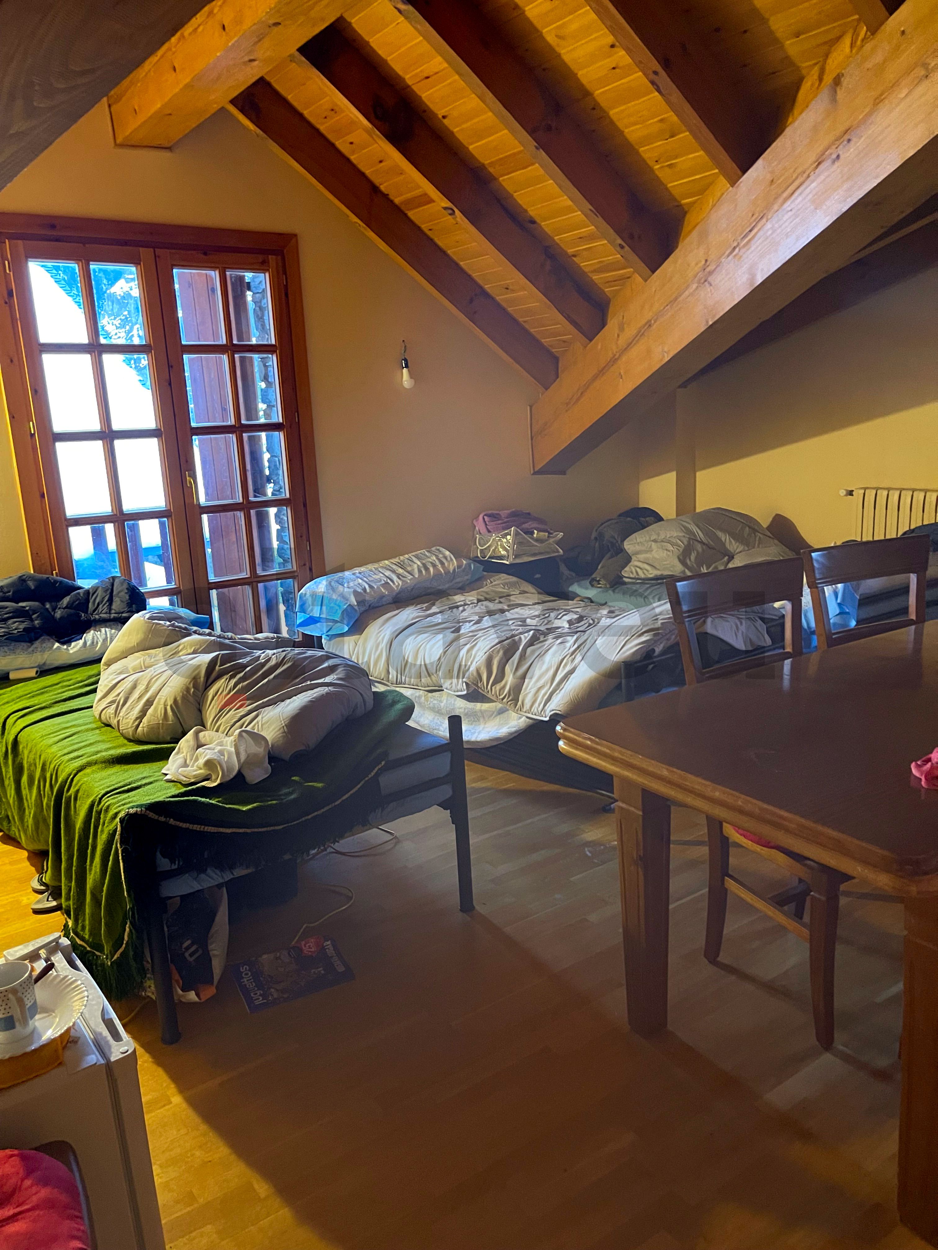 Lliteres al menjador d'un dels àtics que l'empresari detingut divendres havia llogat el 2021 a Canillo. Lliteres al menjador d'un dels àtics que l'empresari detingut divendres havia llogat el 2021 a Canillo.