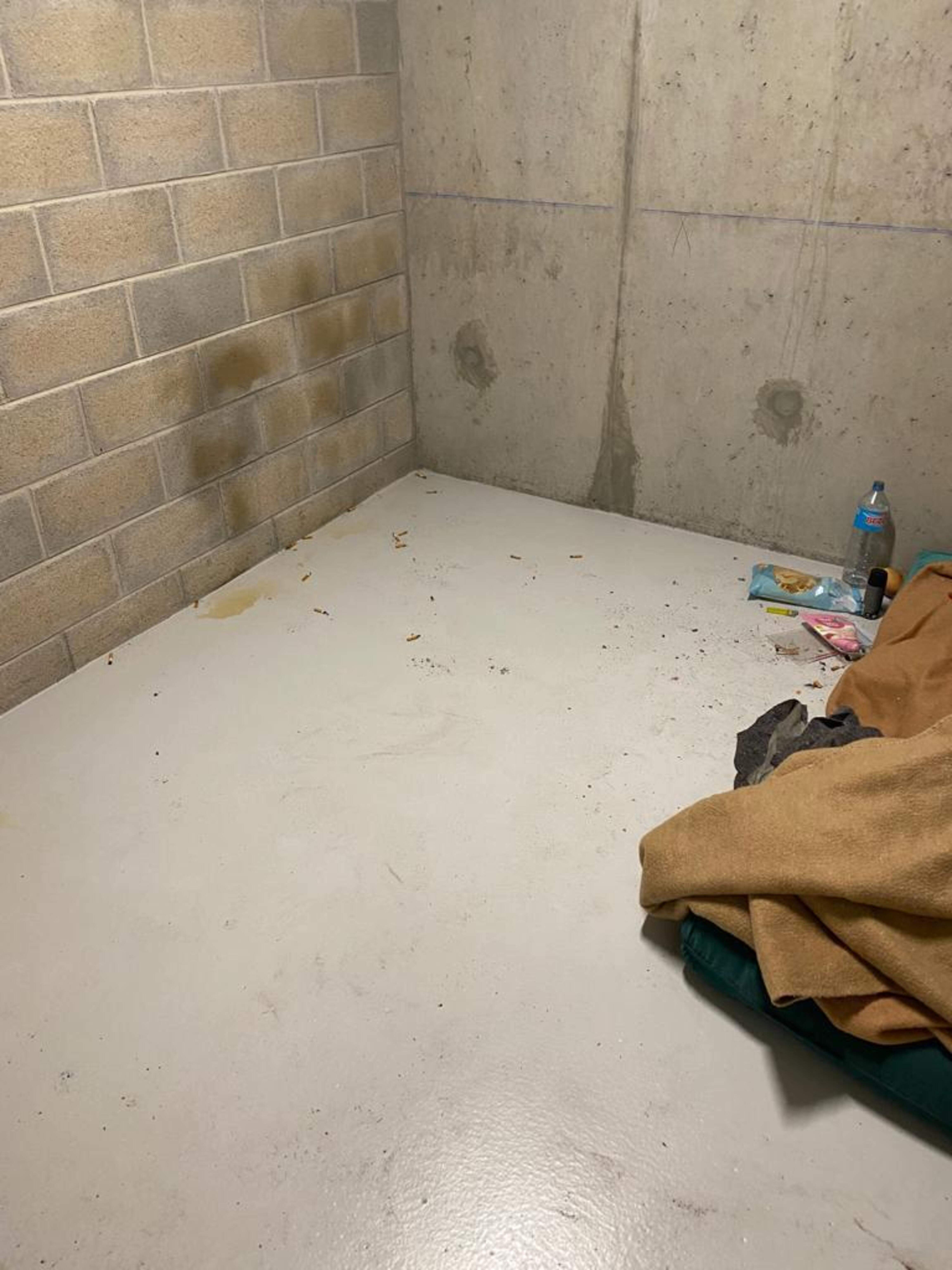 Restes del jaç, de menjar i beure i dels orins, al traster d'una de les torres del Clot d'Emprivat.