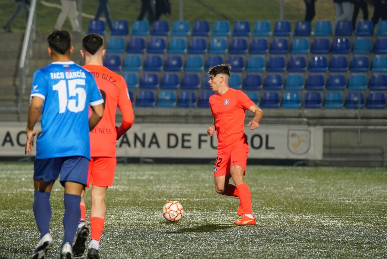 Álex Valle jugant contra el CF Badalona Futur