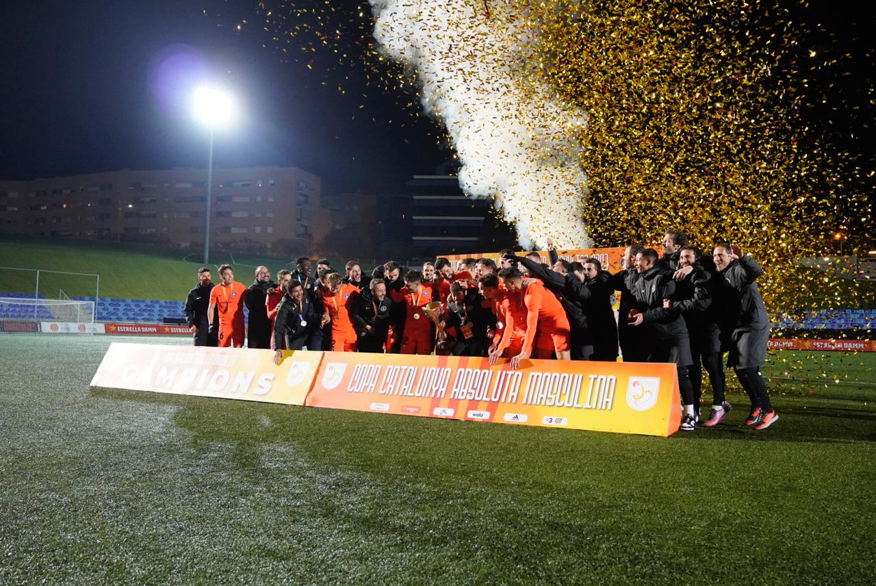 Els jugadors de l'Andorra aixequen la Copa.