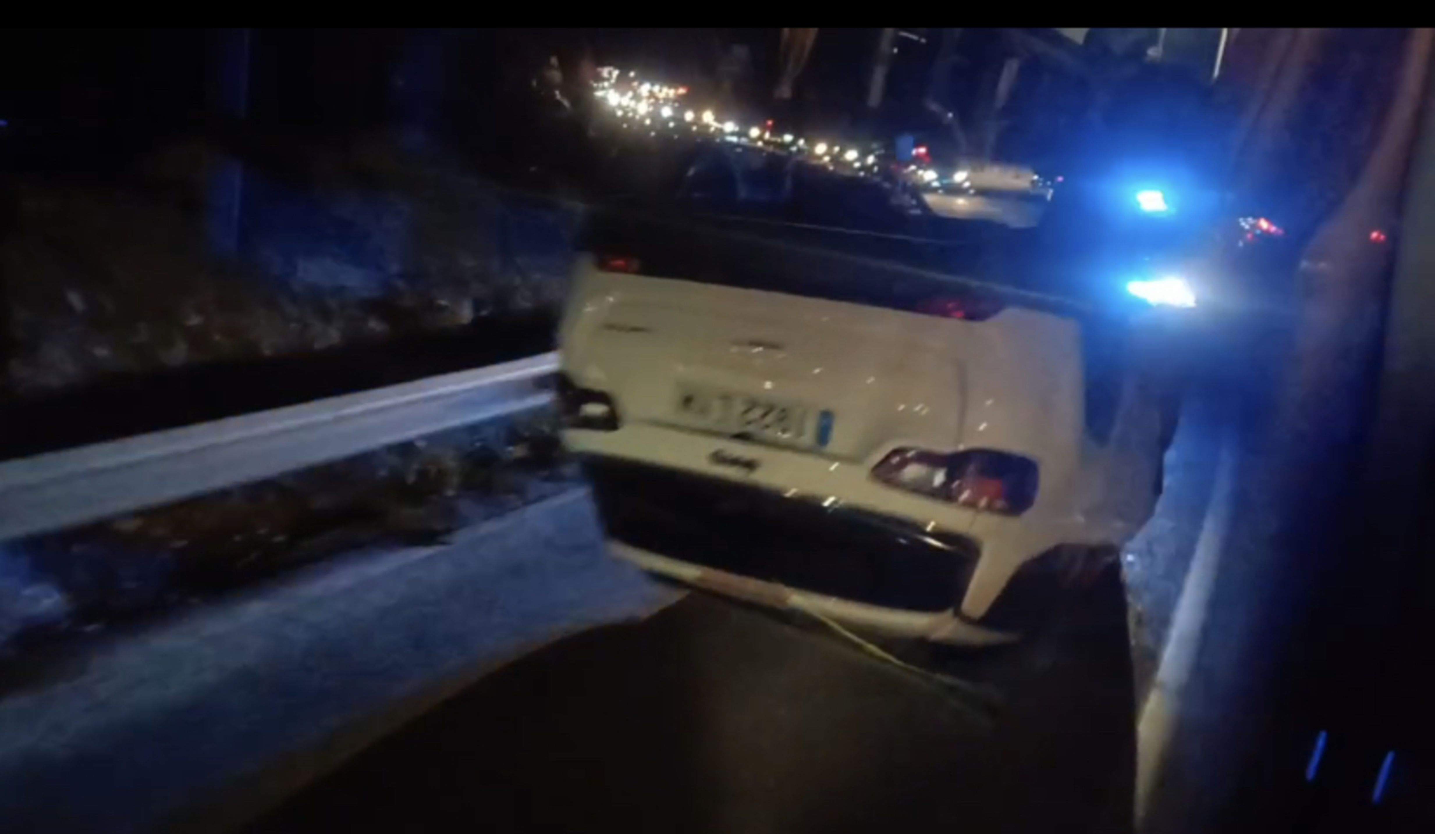 El cotxe bolcat, un Jeep Compass.