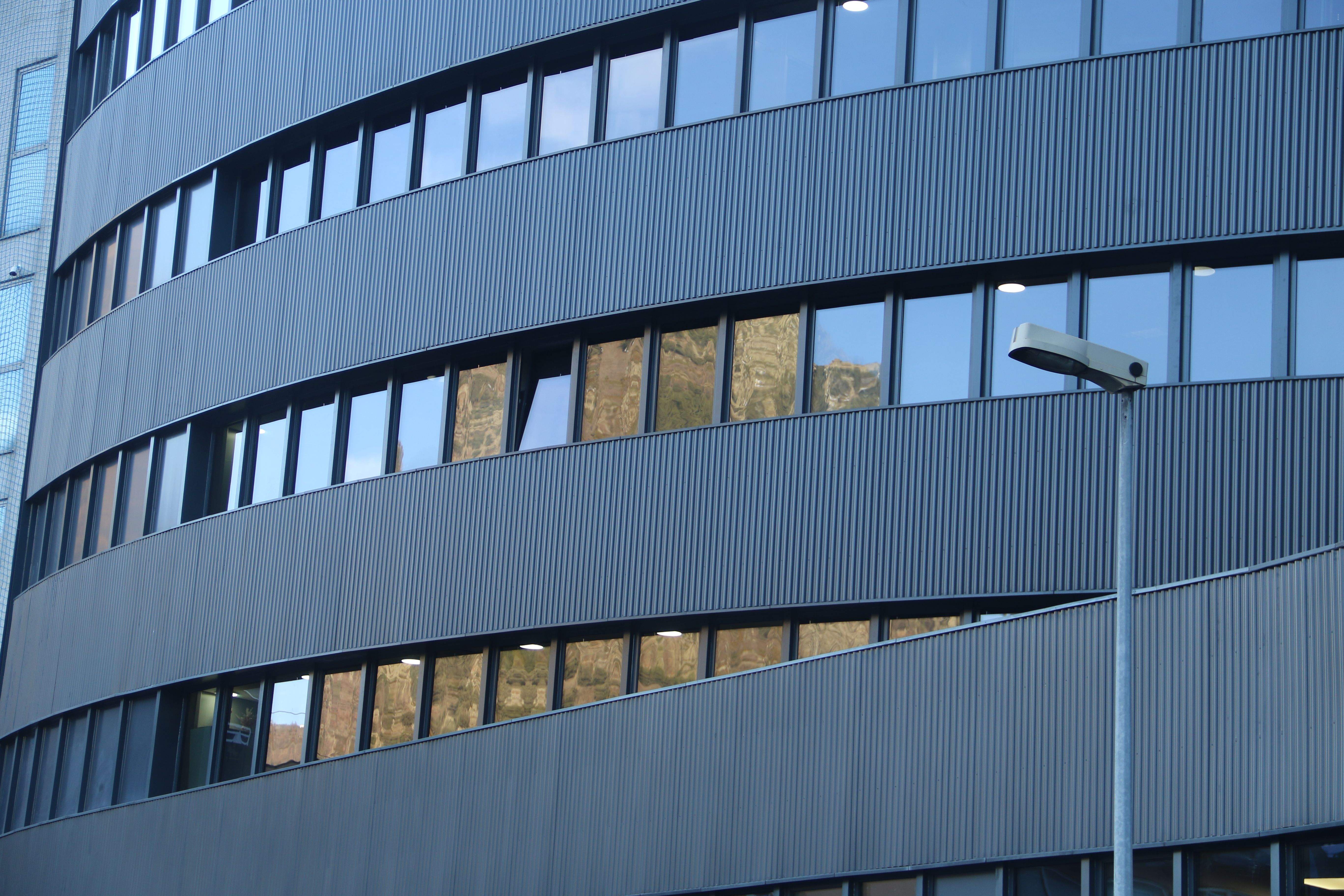 La façana del despatx central de policia.