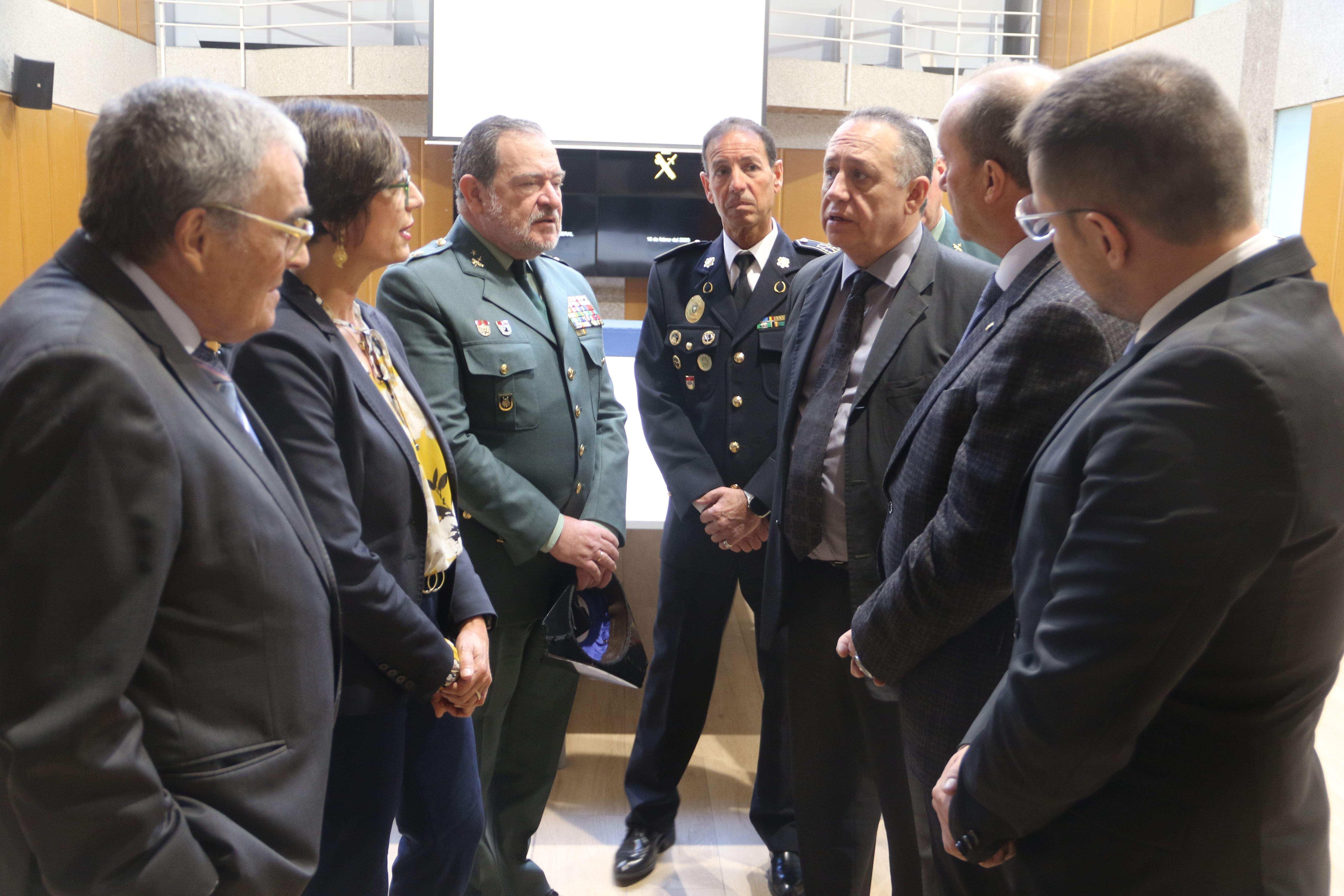 Jordi Moreno dirigint-se a la directora general de la guàrdia civil entre altres comandaments i dirigents polítics.