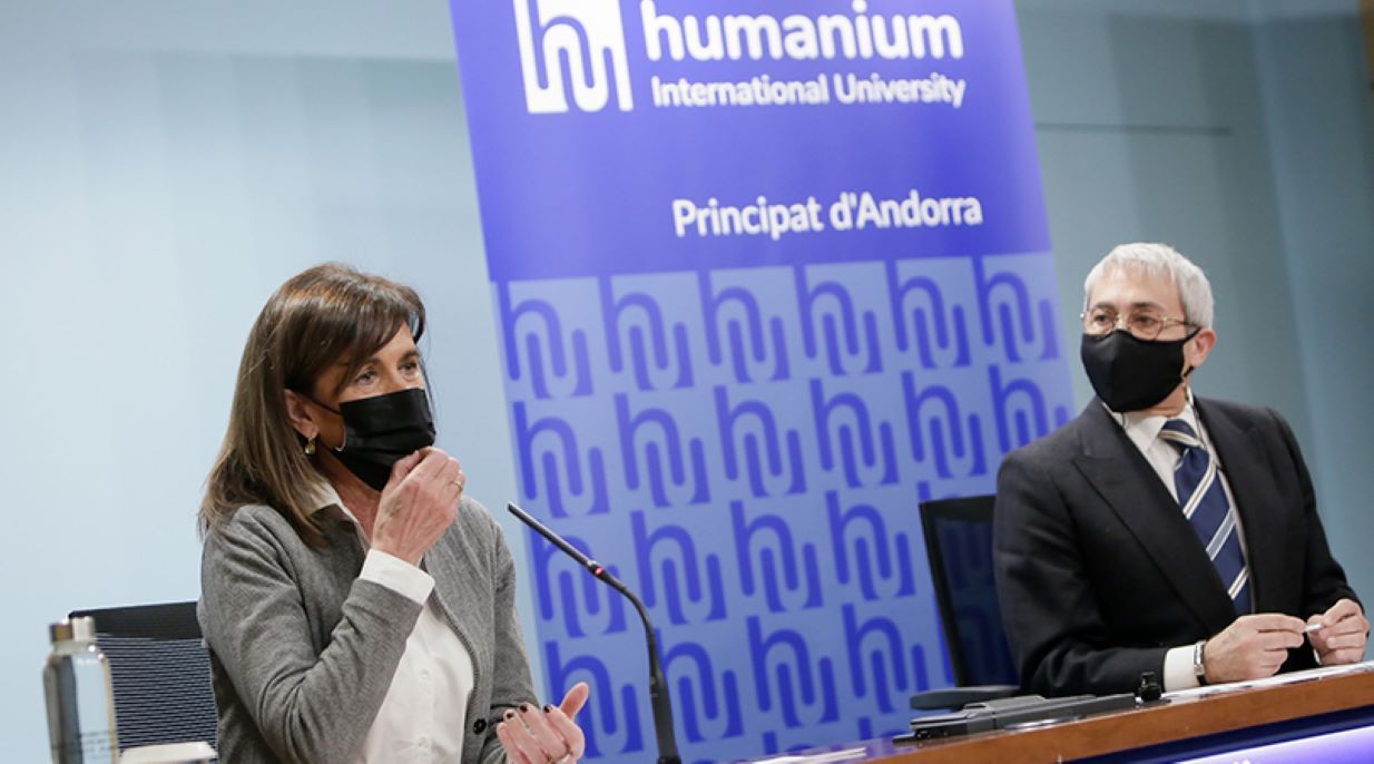 Ester Vilarrubla i Eugenio Martín, del centre educatiu Humanium durant la presentació de la seva oferta.