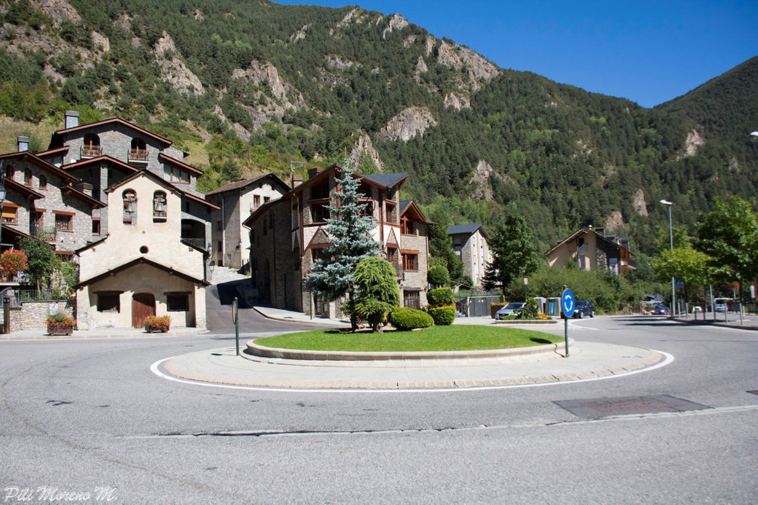 Els fets van tenir a la rotonda d'Erts. Els fets van tenir a la rotonda d'Erts.