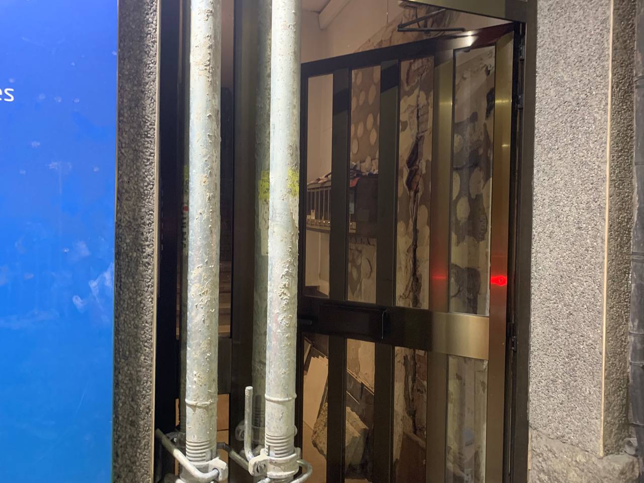 Esquerdes a l'entrada de l'edifici. Esquerdes a l'entrada de l'edifici.