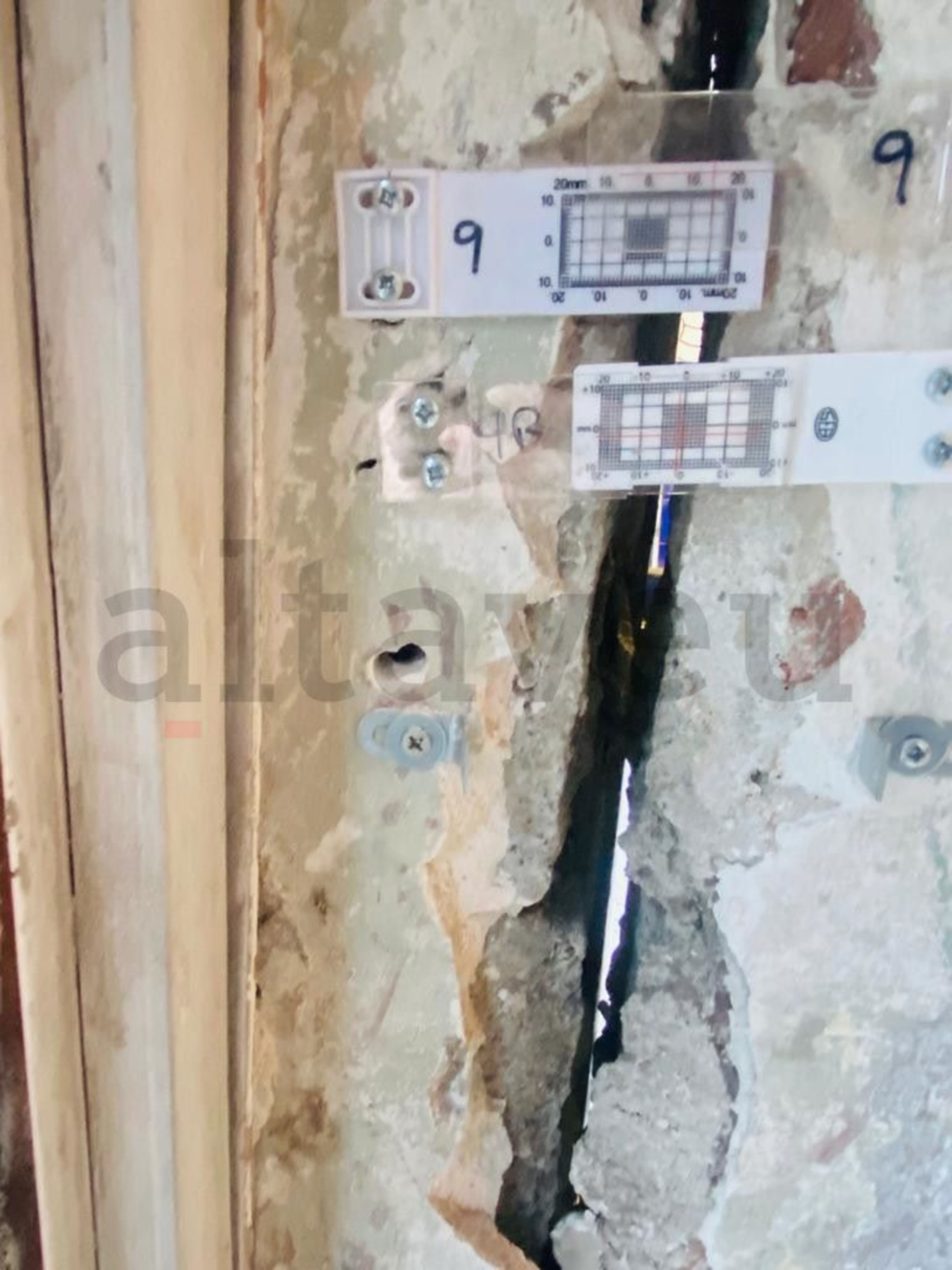 Des d'un pis es pot veure l'altre tranquil·lament a través de les fractures.