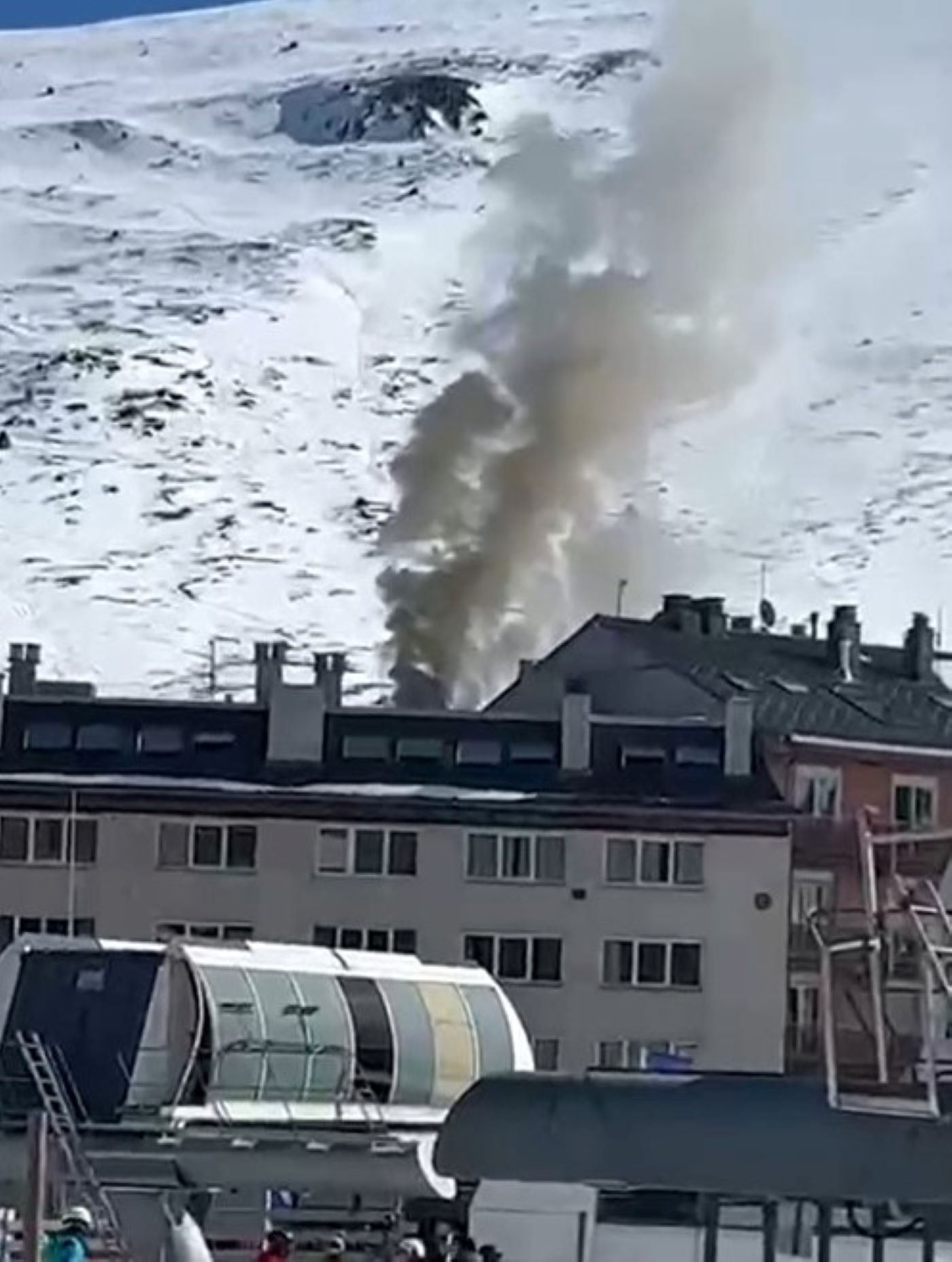 El fum era ben visible des de les pistes.