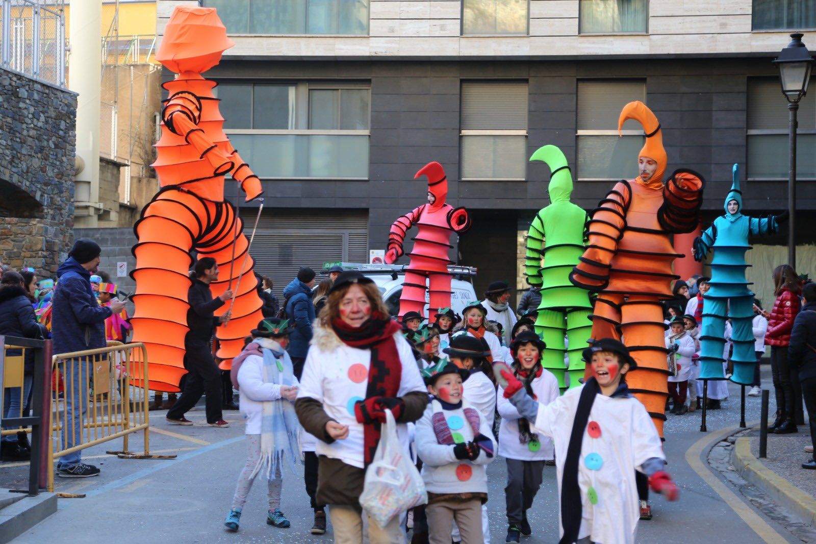Nens disfressats a Sant Julià.