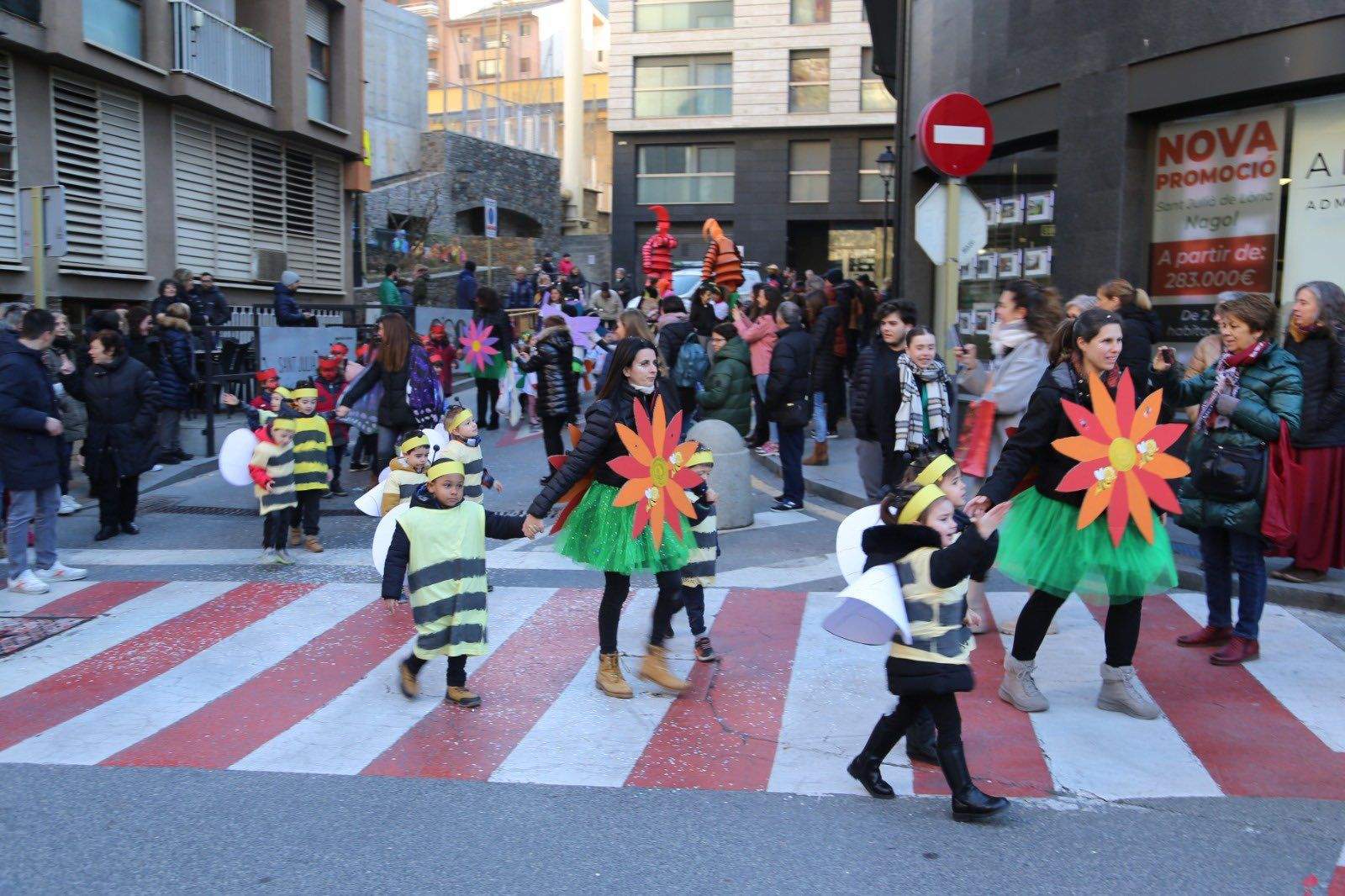 Infants com a abelles a Sant Julià.