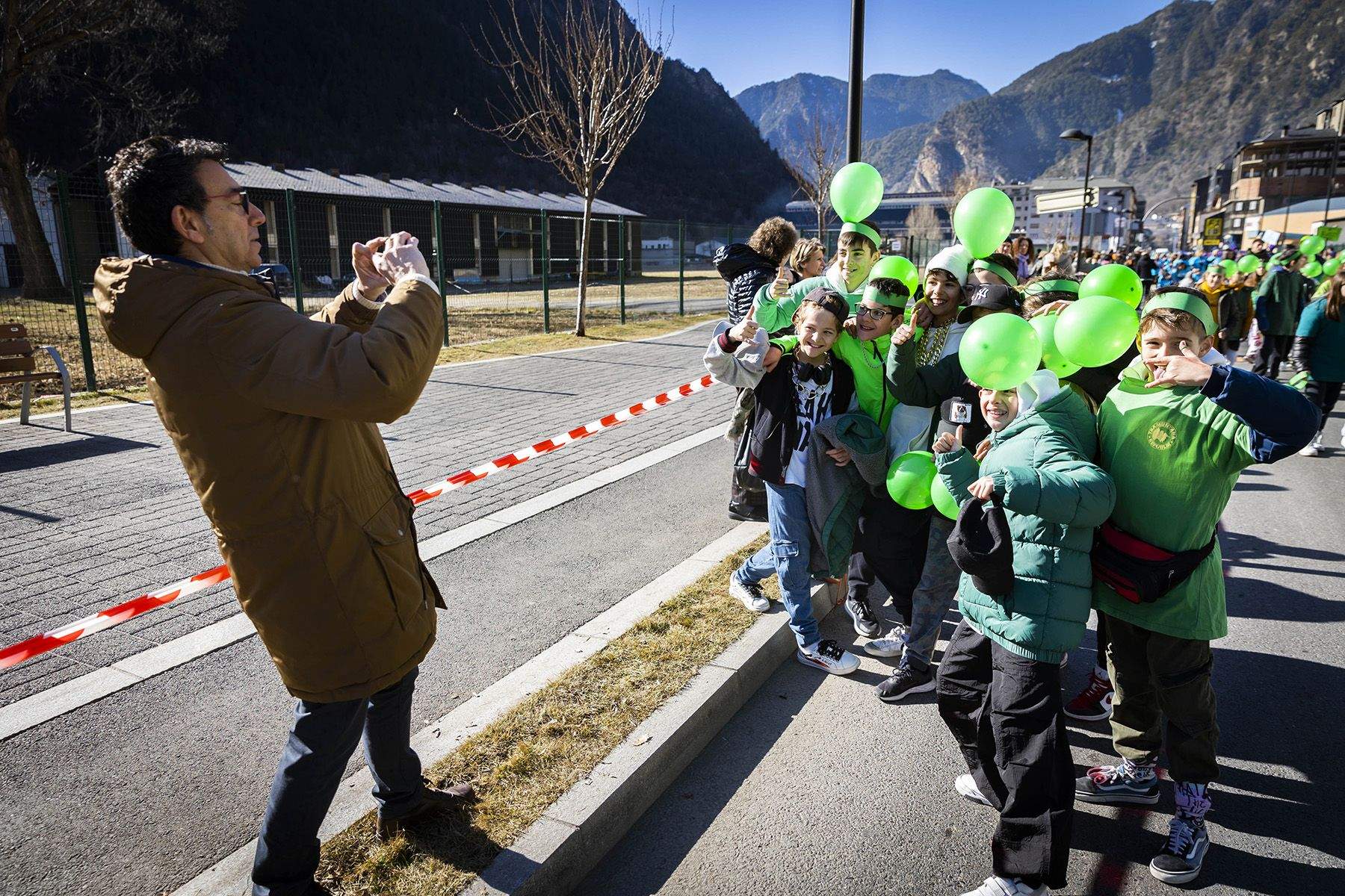 Miquel Canturri fa una fotografia a alguns dels nens d'Andorra la Vella.