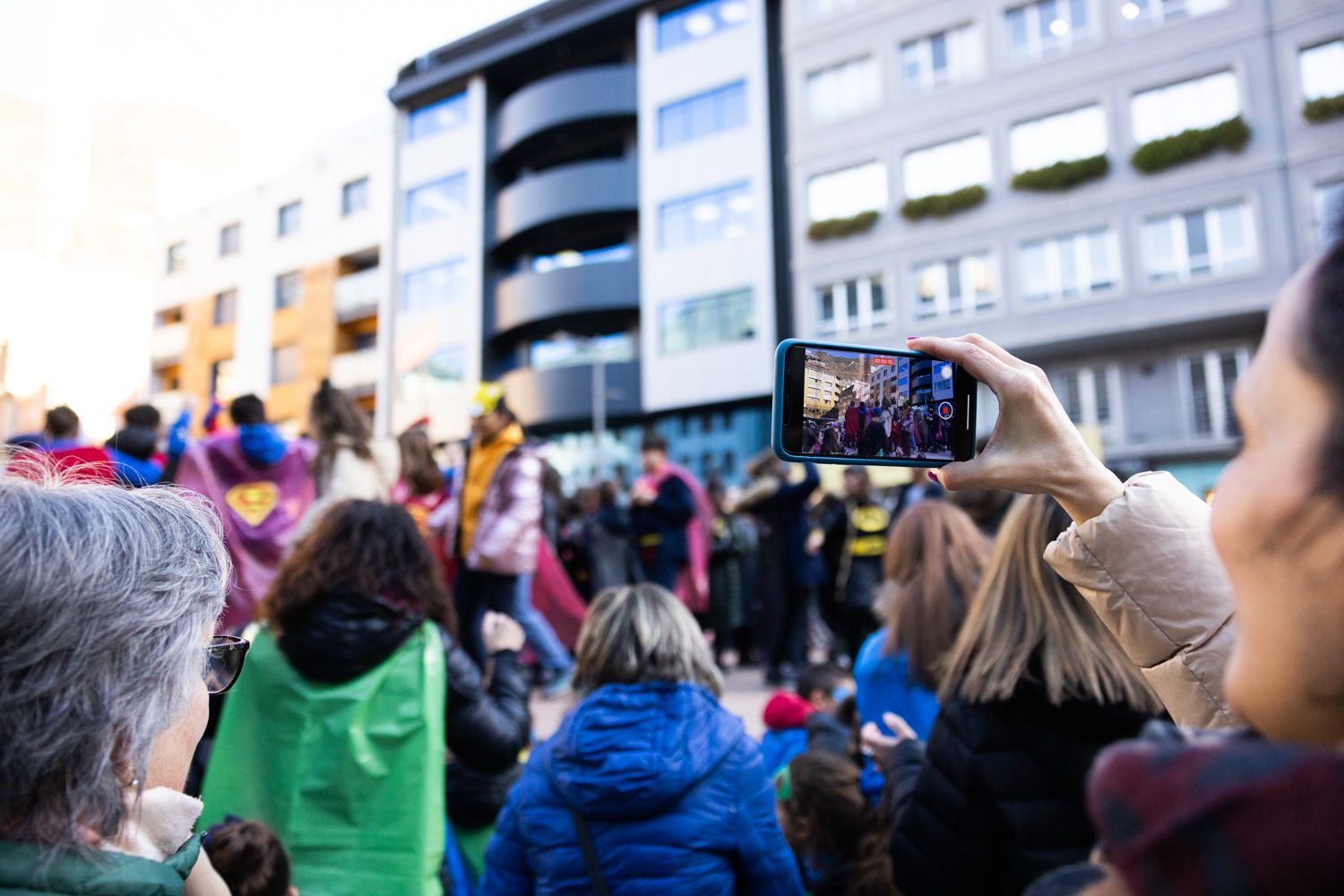 Una mare immortalitzant la rua escaldenca. 