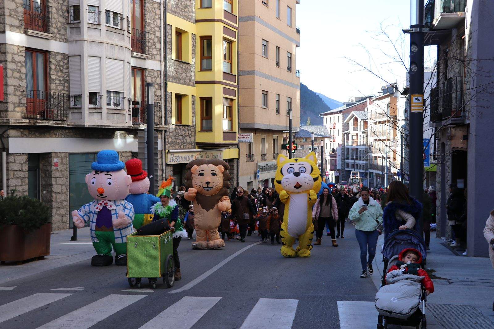 La rua pel centre d'Encamp.