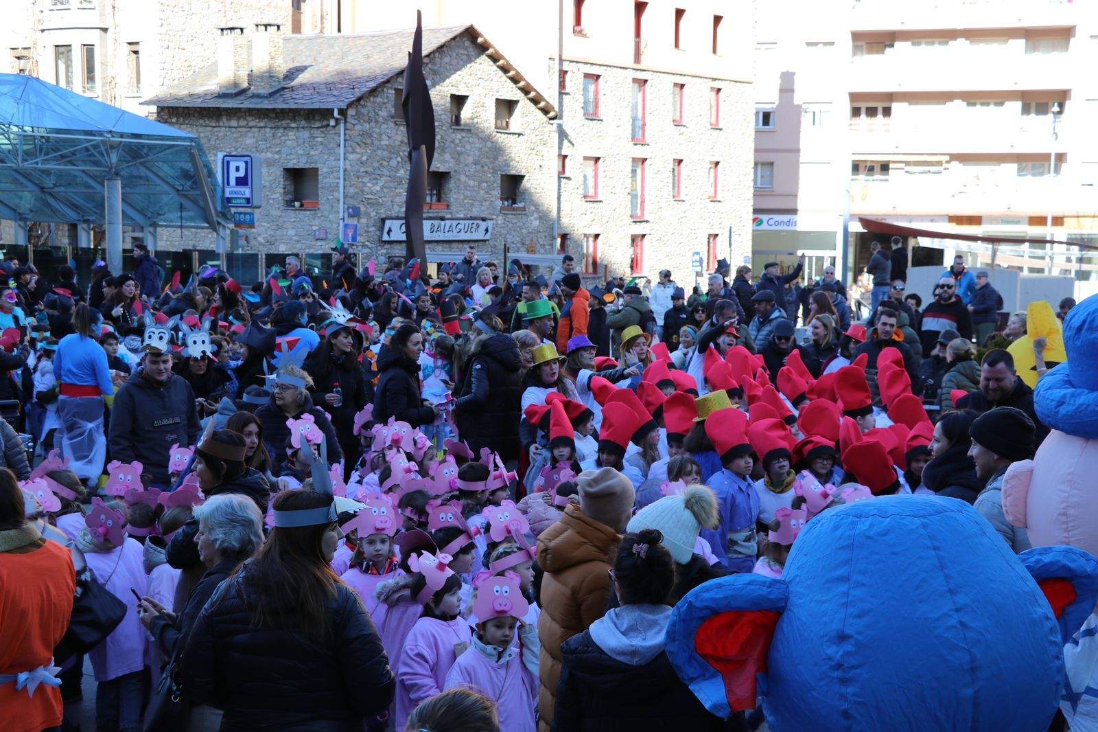Escolars d'Encamp participant a la desfilada.