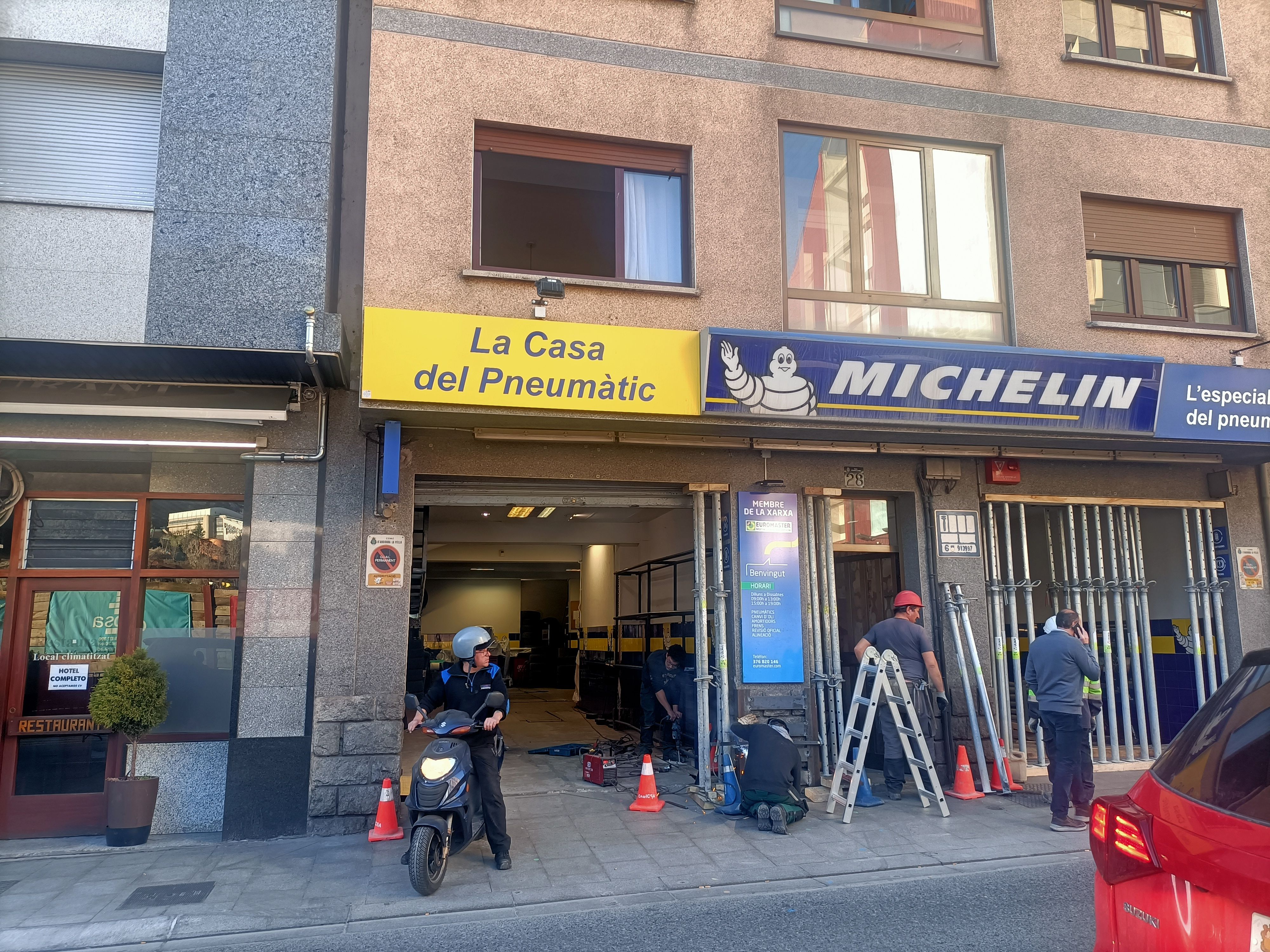 Operaris treballant en l'edifici afectat