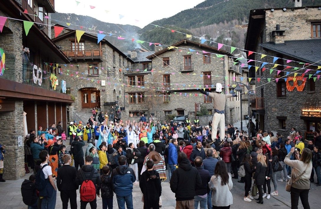 Un moment de l'acte de penjada del Carnestoltes a Ordino.