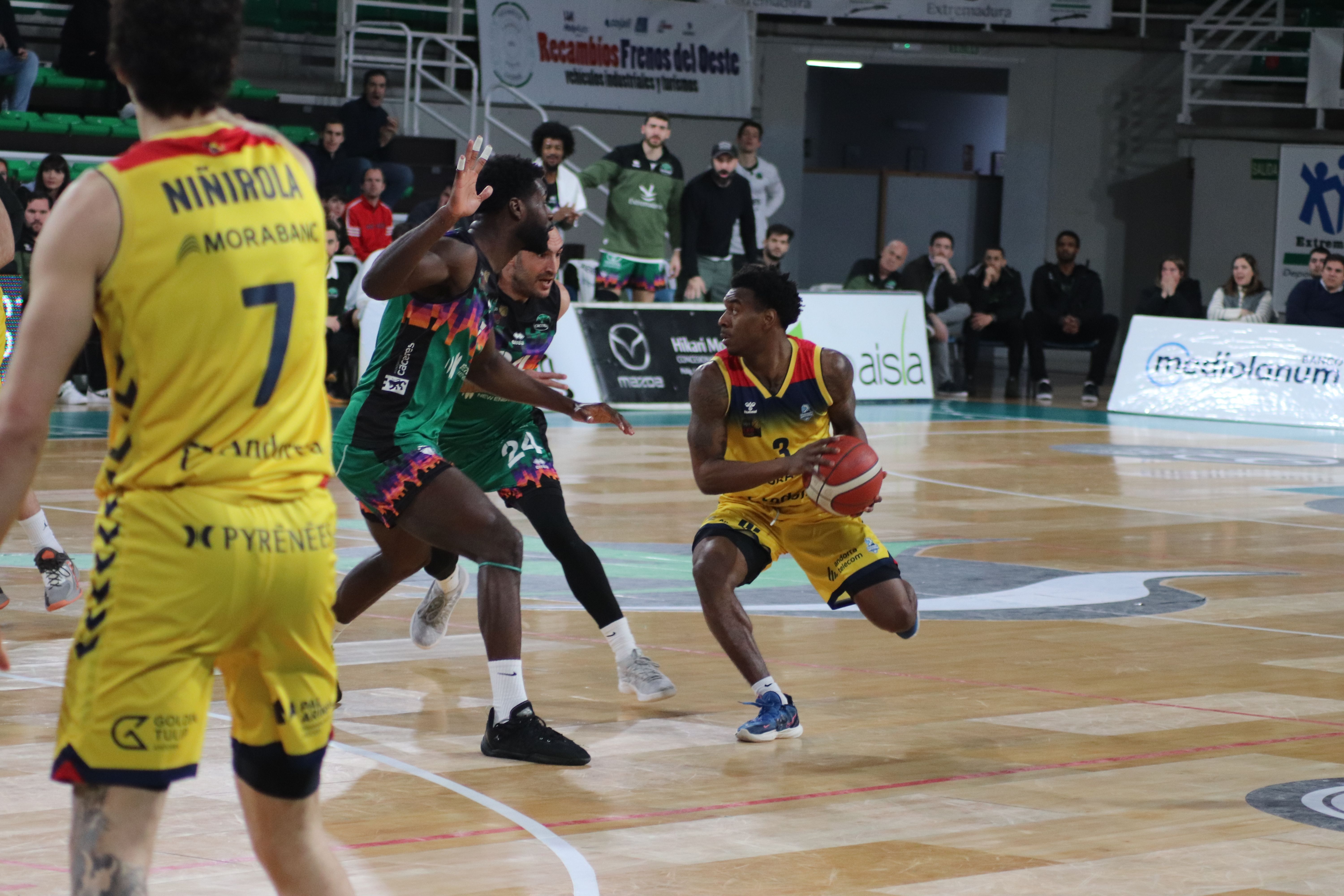 Speight intenta fer jugada marcat per dos rivals al partit d'aquest divendres.