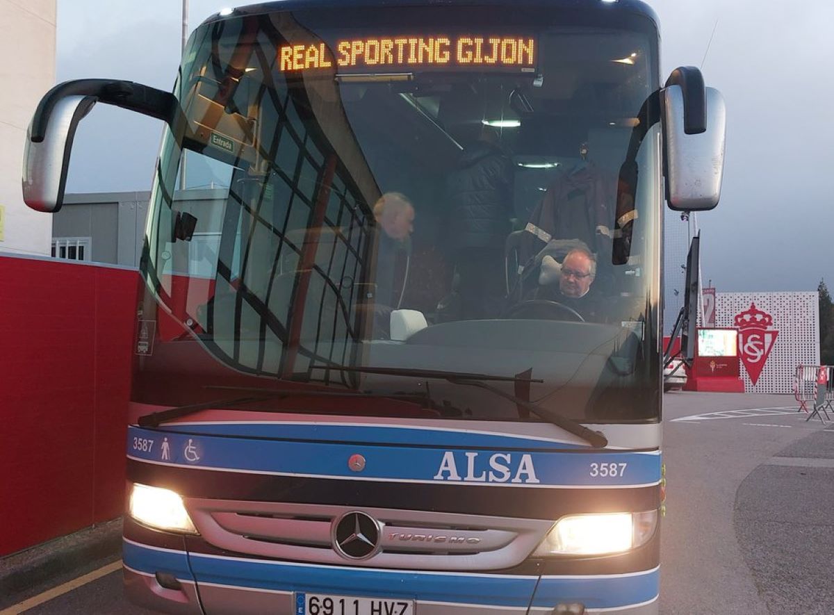 L'expedició de l'Sporting sortint de les instal·lacions de Mareo per iniciar un viatge que s'ha convertit en una odissea.