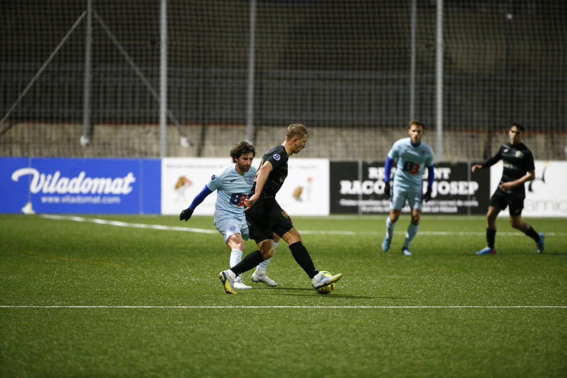 Una jugada del partit entre l'Atlètic d'Escaldes i l'FC Santa Coloma.