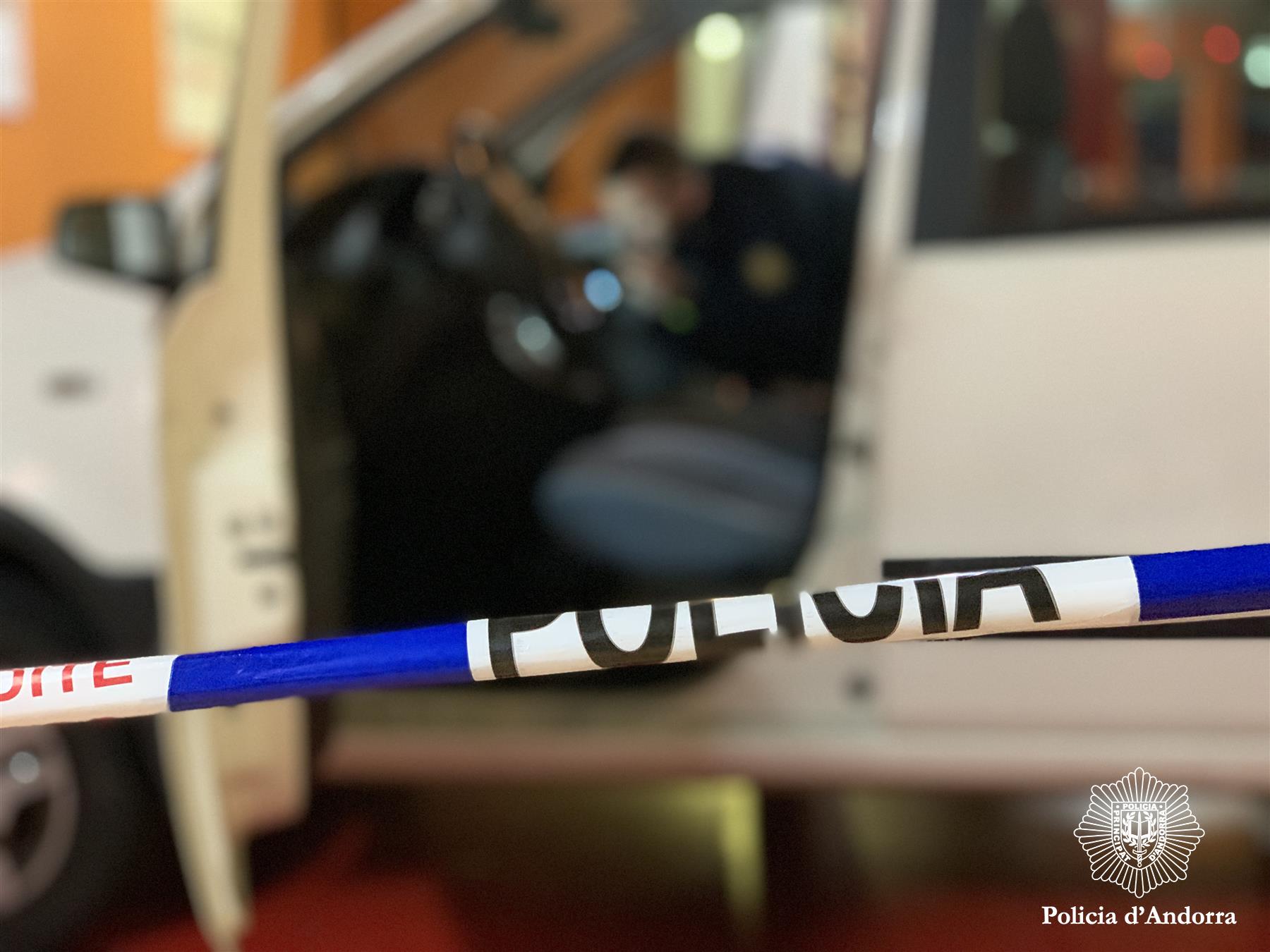 Una cinta policial al tomb d'un vehicle.