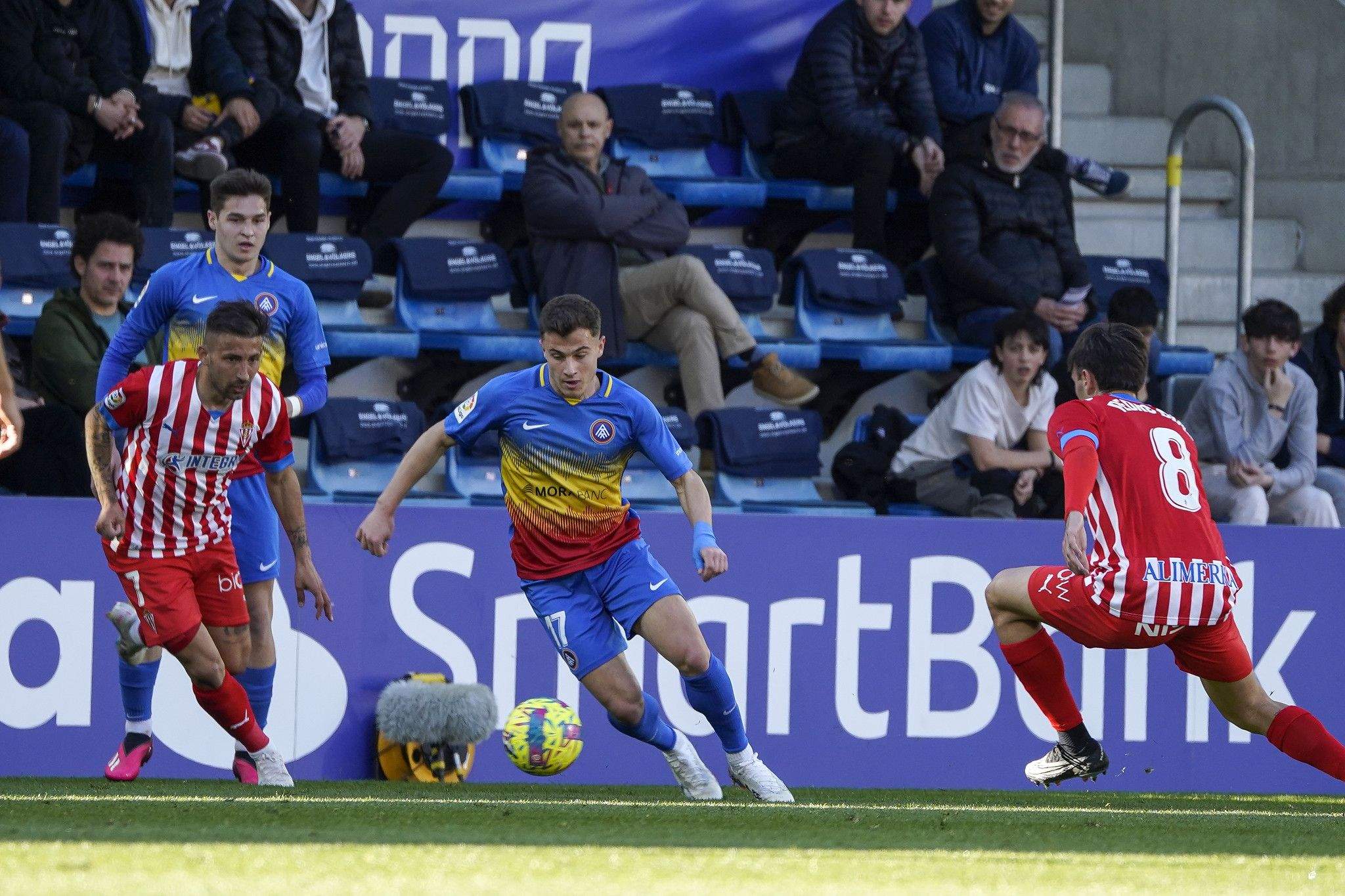 Un instant del duel de la passada temporada entre Andorra i Sporting.