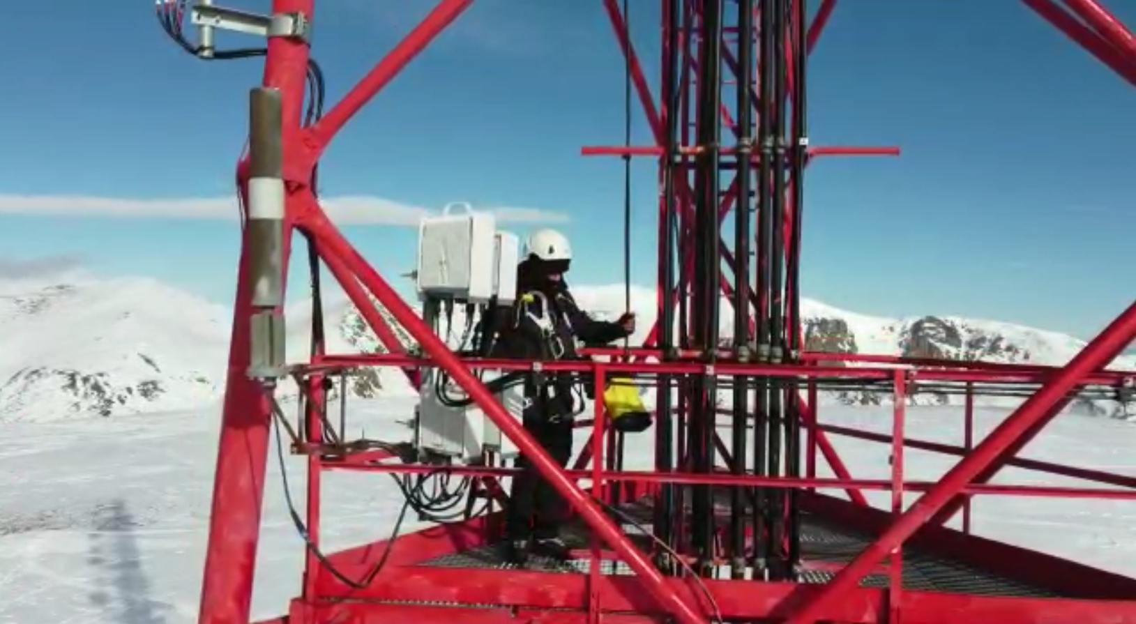 Un tècnic a una de les antenes d'Andorra Telecom
