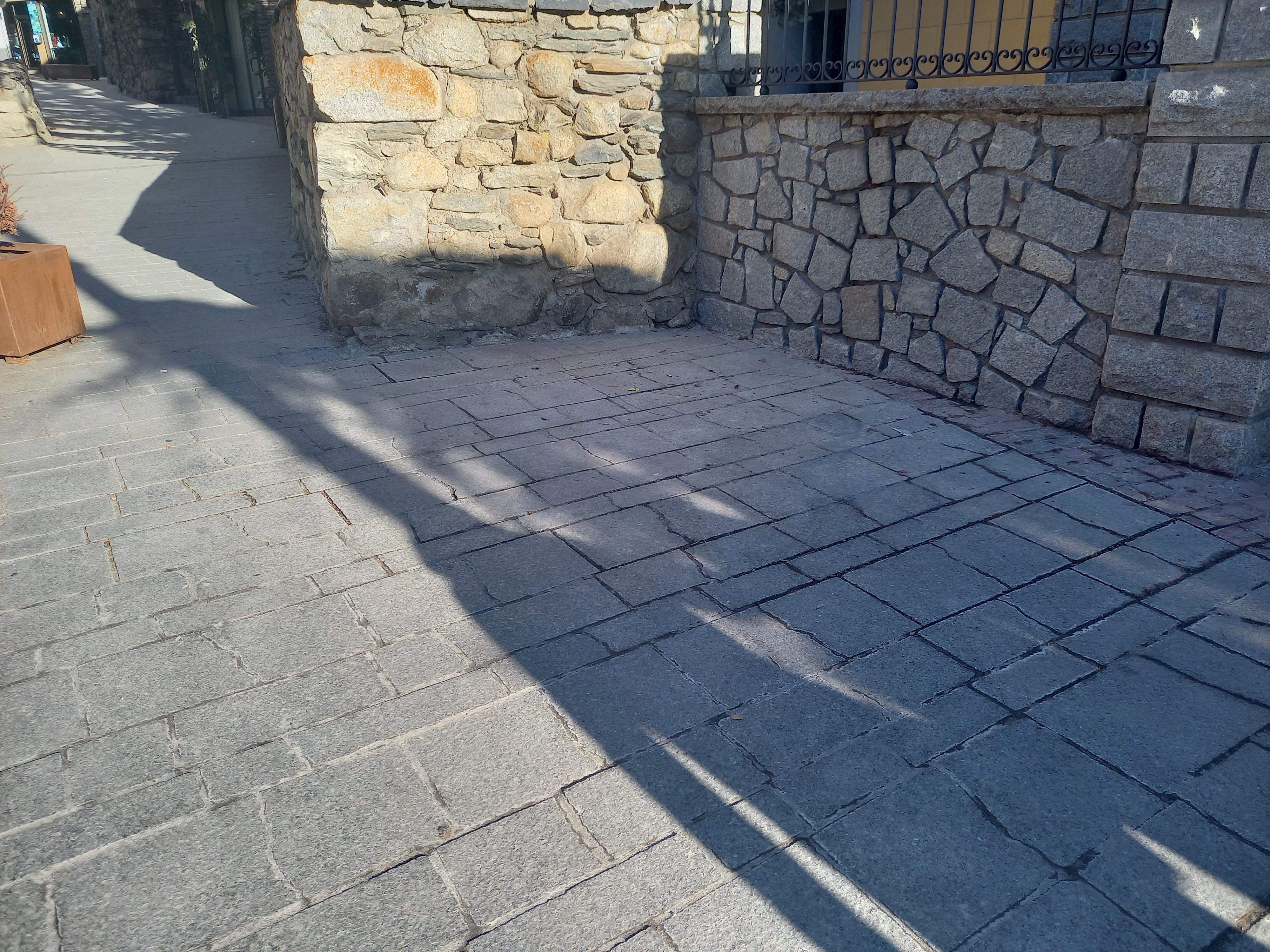 Rajoles trencades a l'avinguda.