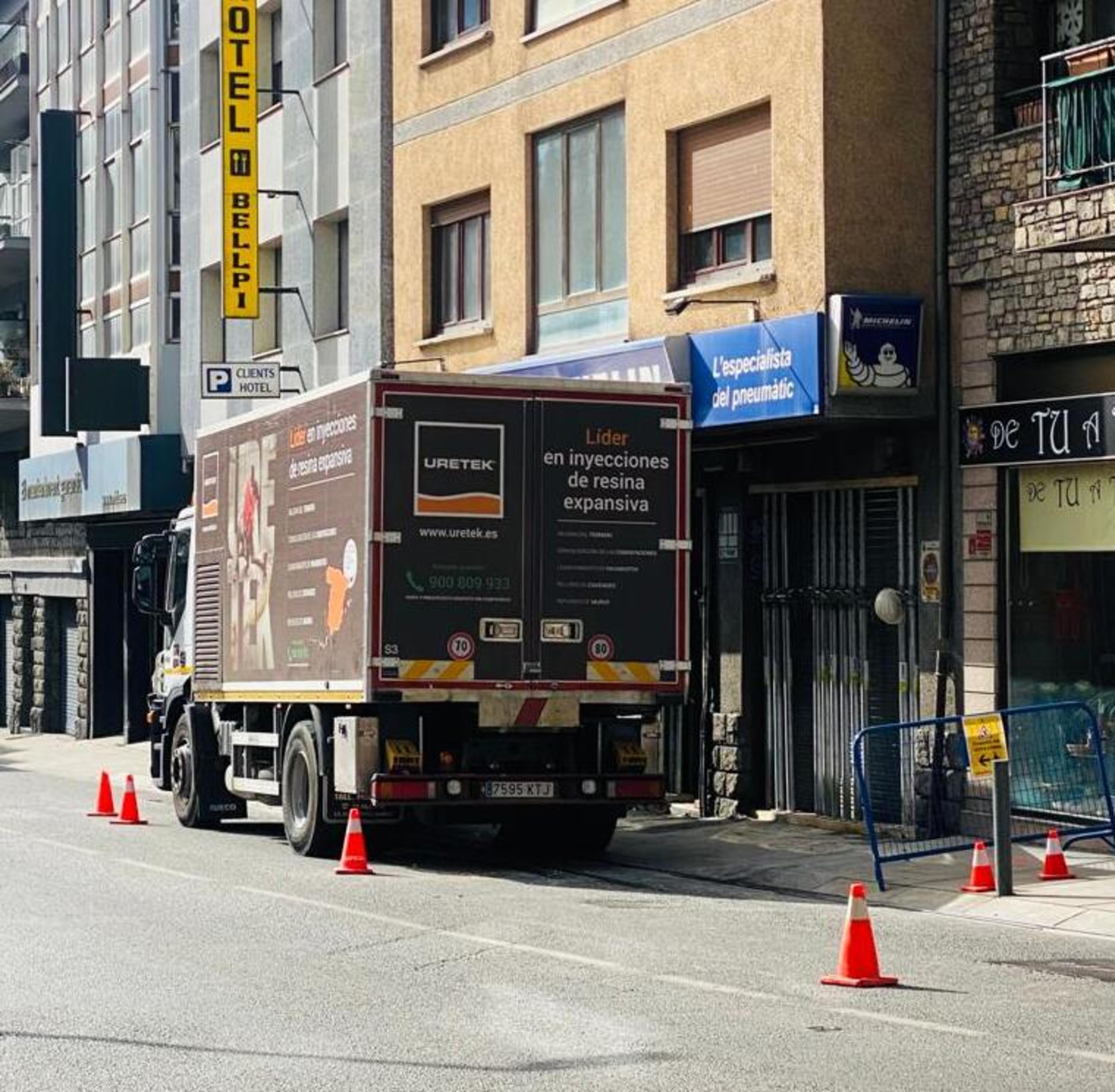 Un camió de l'empresa que està fent els treballs iniciats aquest dimarts.