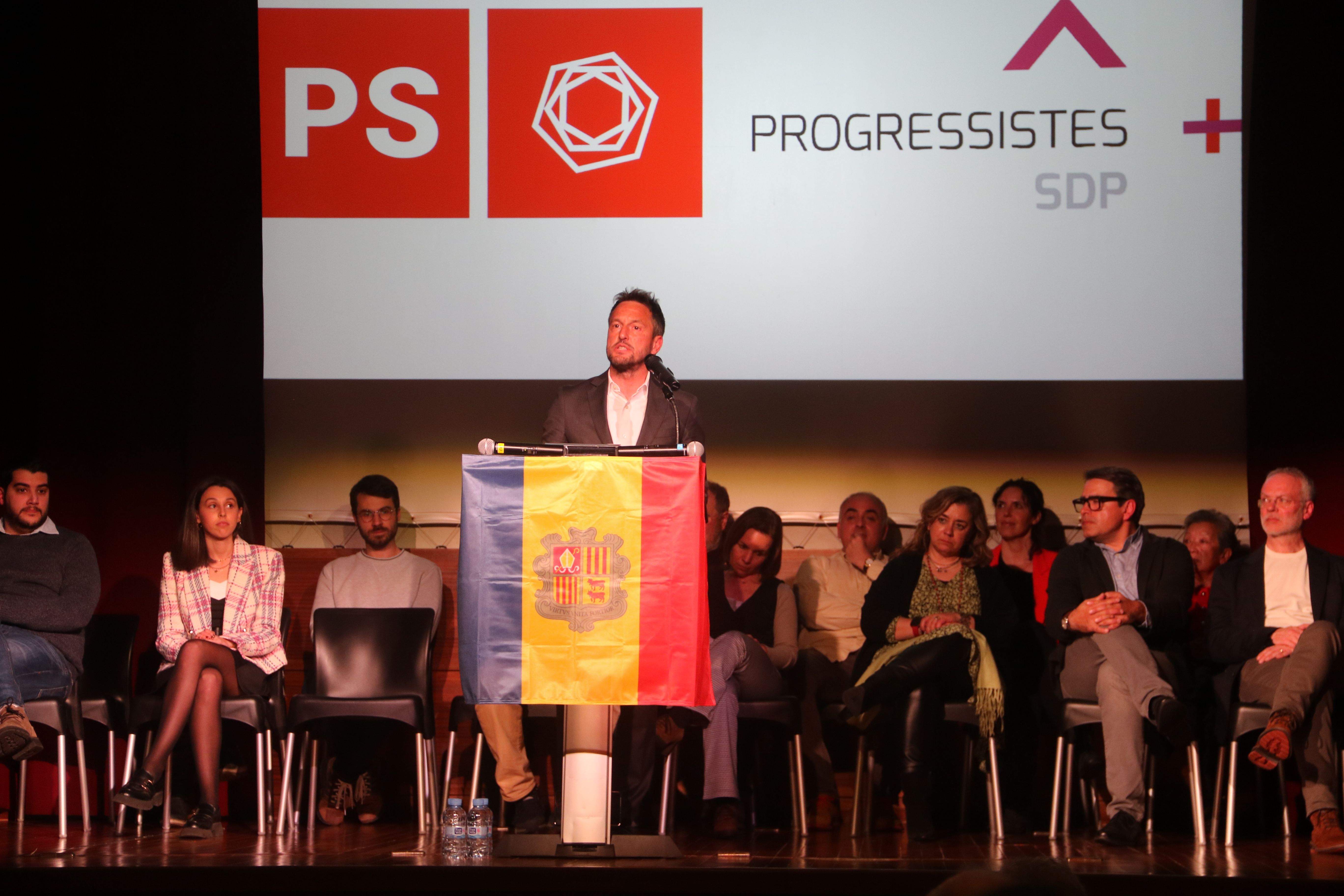 Pere López dirigint-se als assistents al costat de la resta de candidats presents a l'escenari.