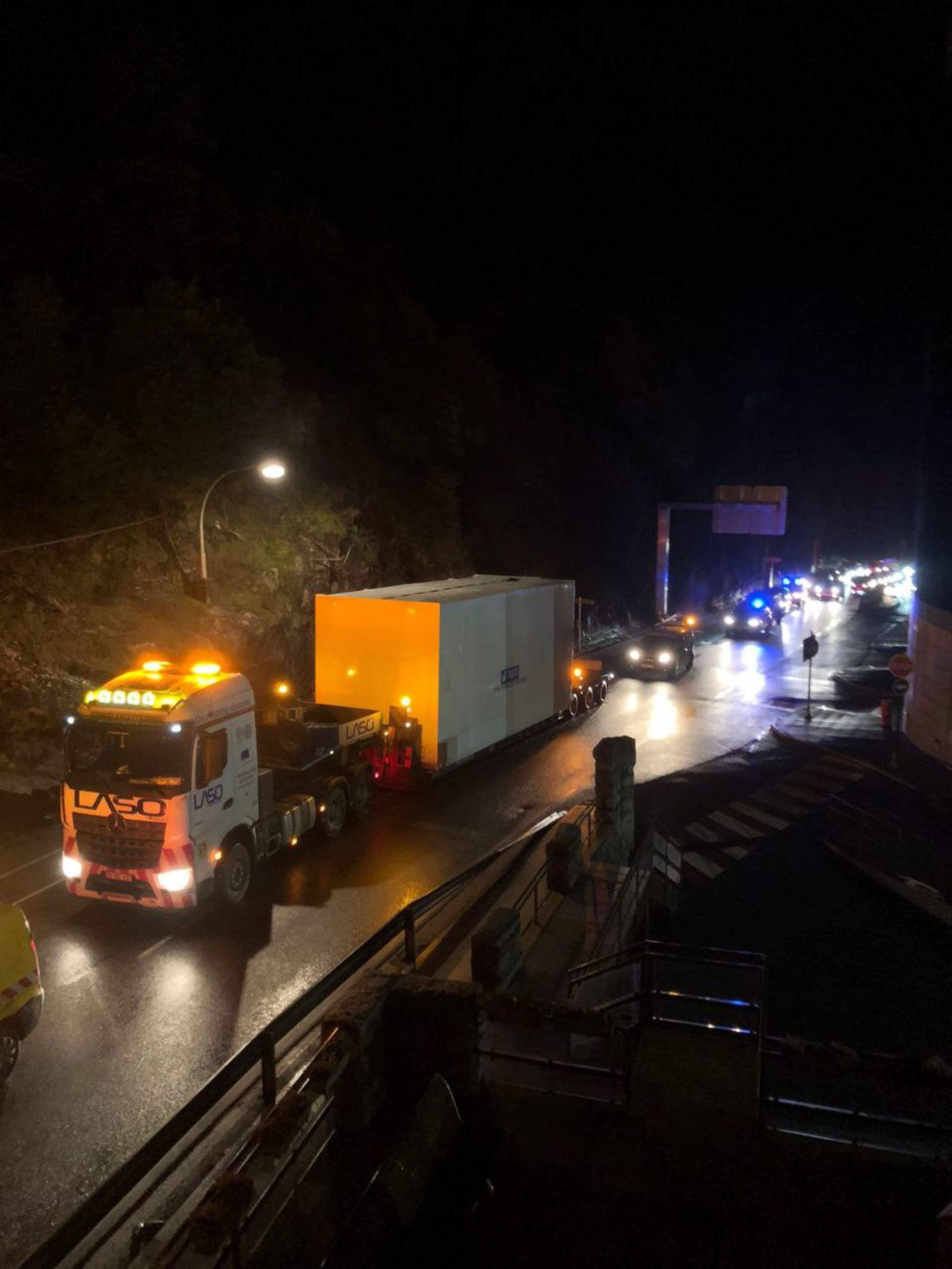 El comboi a l'altura de la central hidroelèctrica de FEDA.