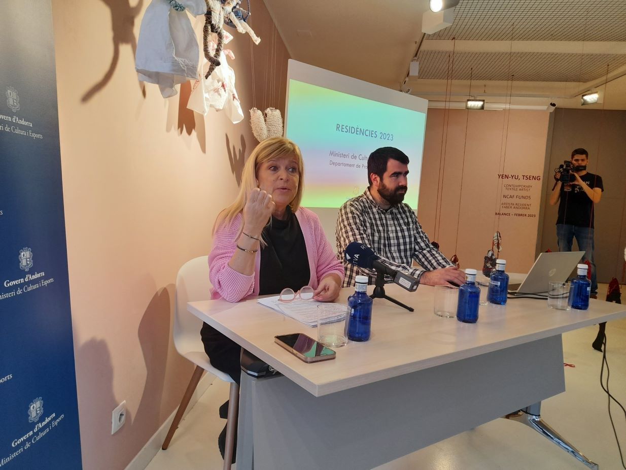 La directora de Promoció Cultural, Montserrat Planelles, i el representant de l’Institut Ramon Llull, Àlex Hinojo.