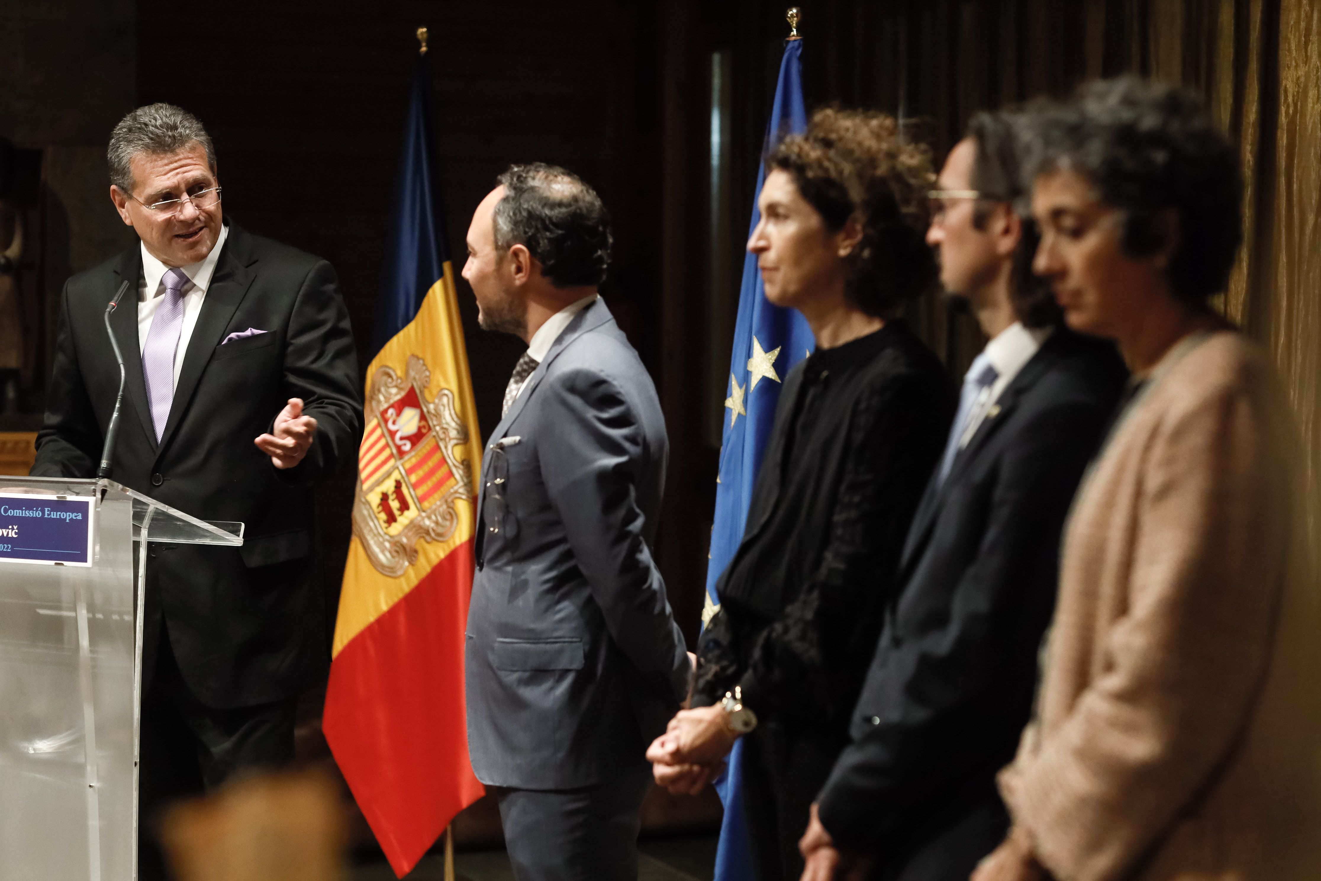 El vicepresident de la Comissió Europea, Maroš Šefčovič, dirigint-se a Xavier Espot durant la visita que va fer el primer a Andorra.