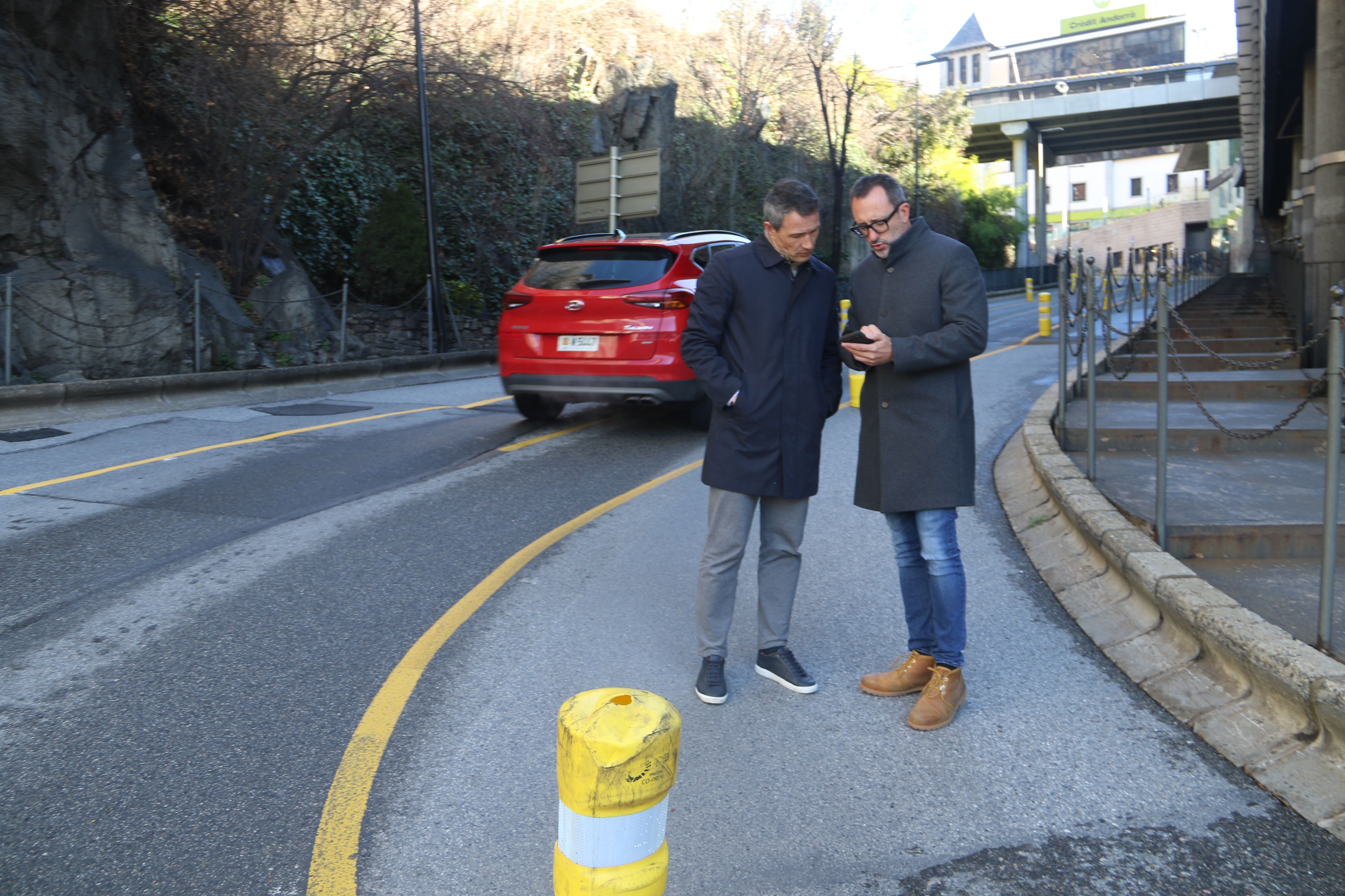 David Astrié i Víctor Filloy fent consultes amb el telèfon just al viaducte que quedarà tancat a la circulació des de dilluns.