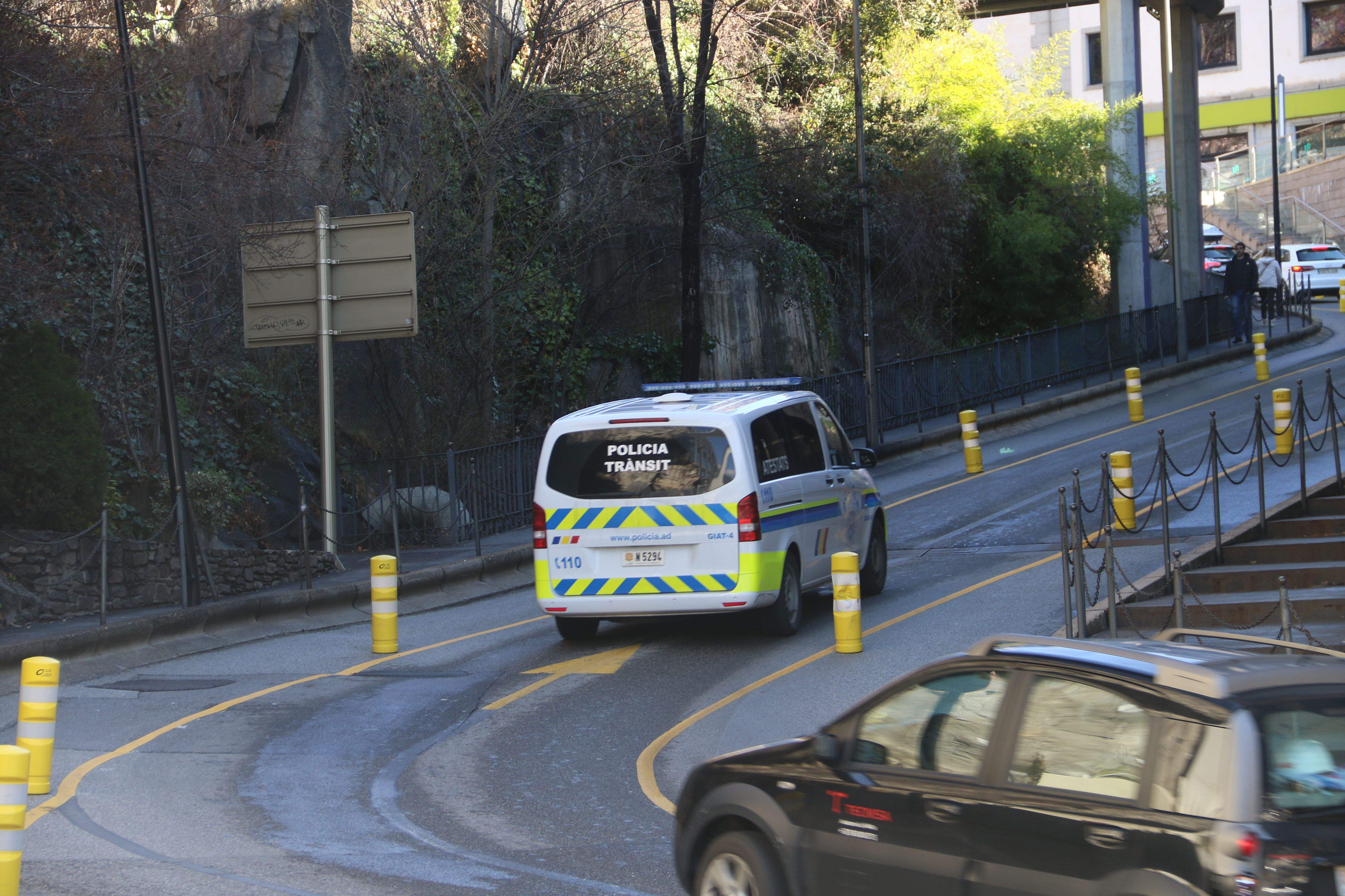 Un vehicle de la policia accedint aquest matí pel vial que es tancarà dilluns.