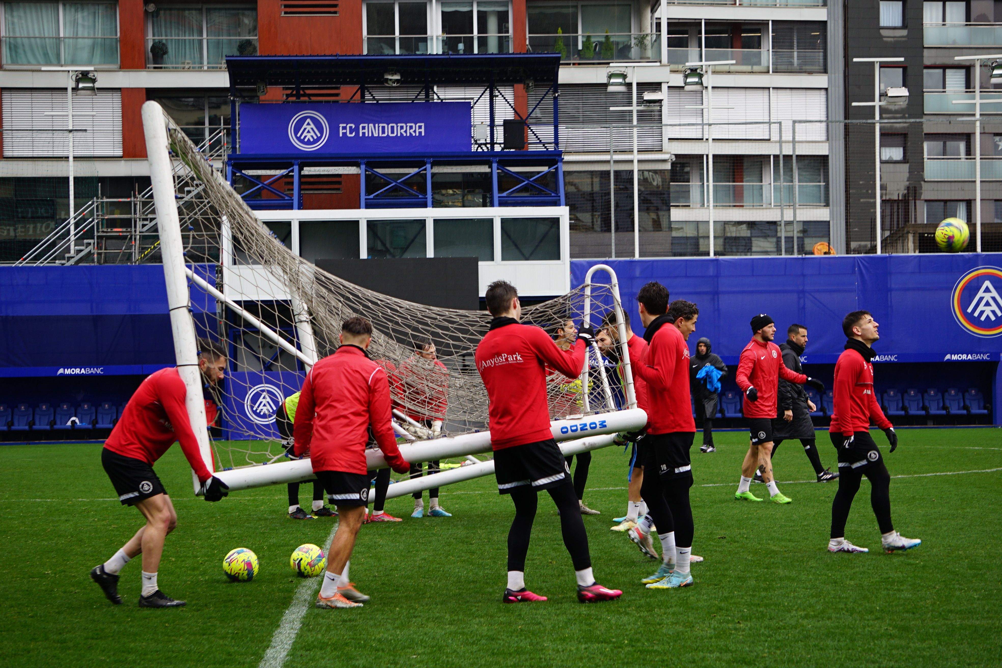 Els jugadors tricolors, en el darrer entrenament abans de viatjar a Santander.