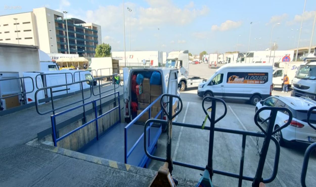 Una furgoneta procedent d'Andorra descarregant roba a Barcelona per enviar a Turquia