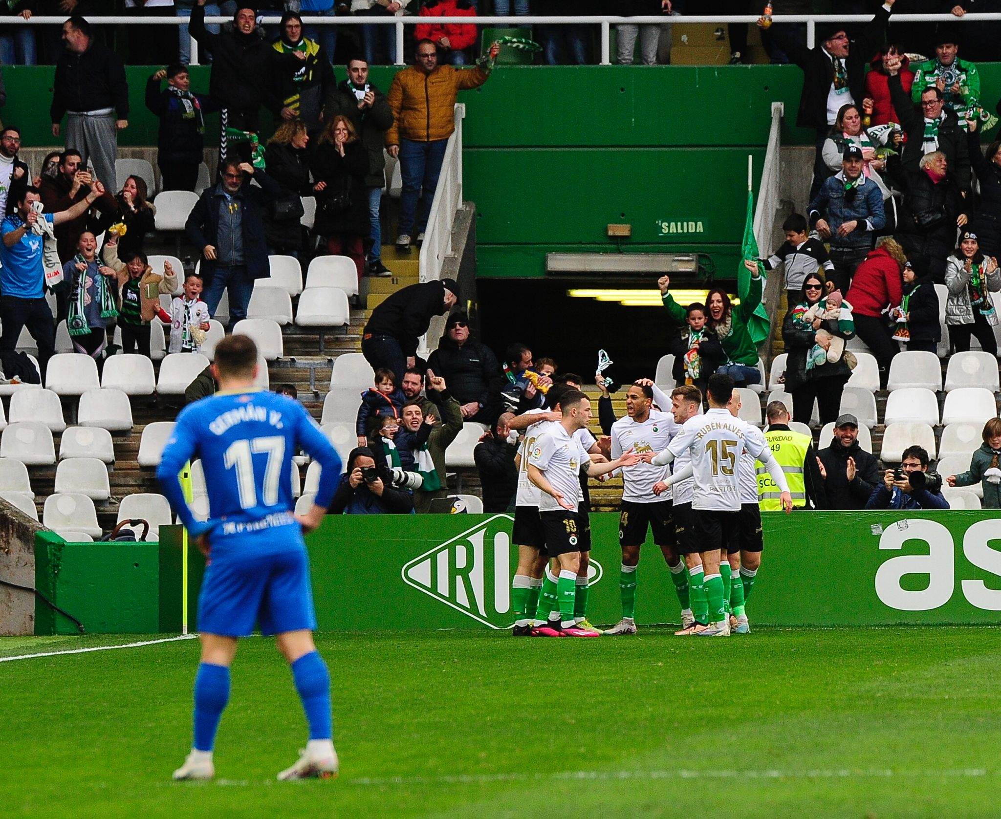 Valera mira des de la distància com els jugadors del Racing celebren un dels gols.