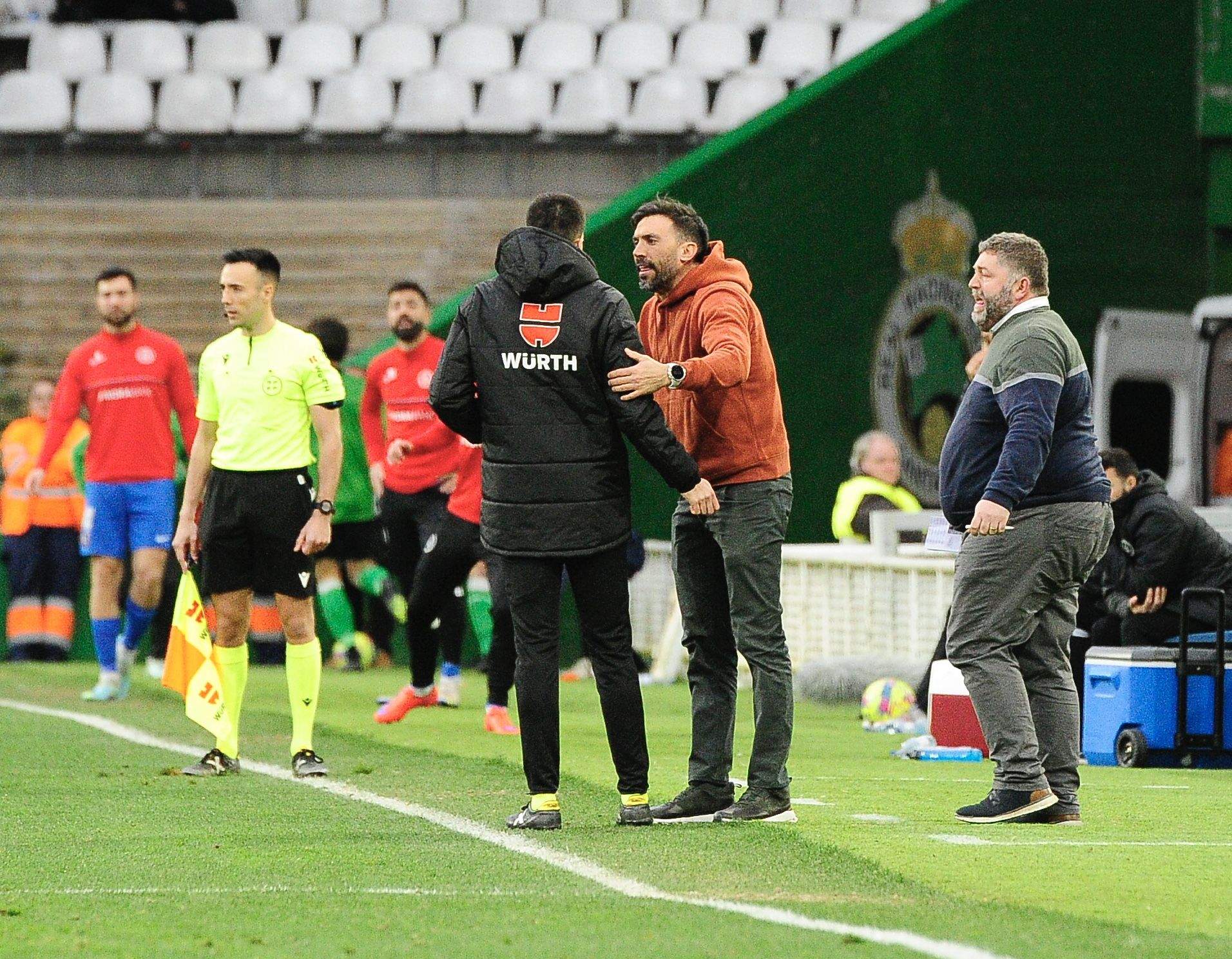 Sarabia parla amb el quart àrbitre durant el partit al Sardinero.