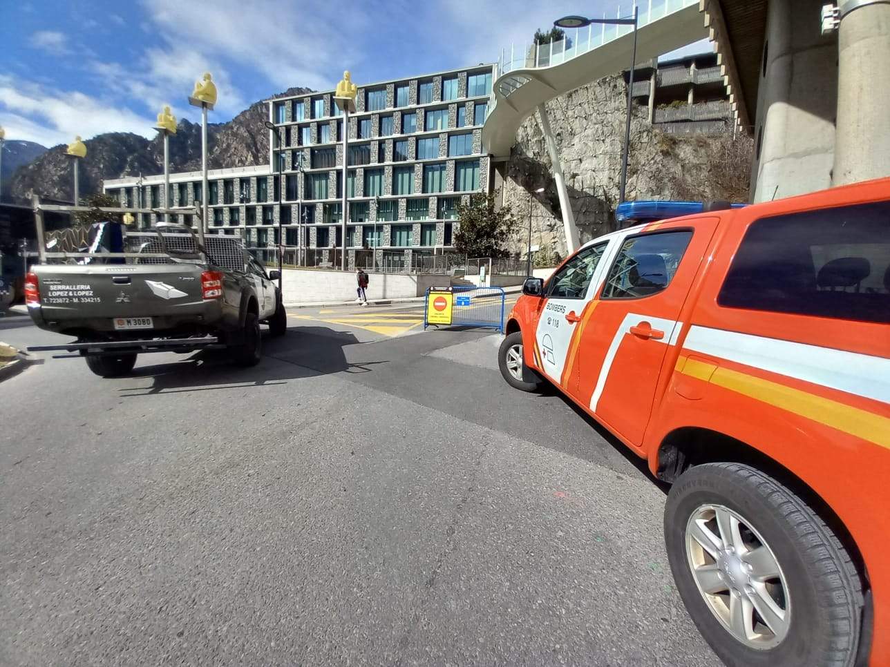 Un vehicle estacionat de bombers i un altre mirant si podia pujar cap a la plaça Rebés.