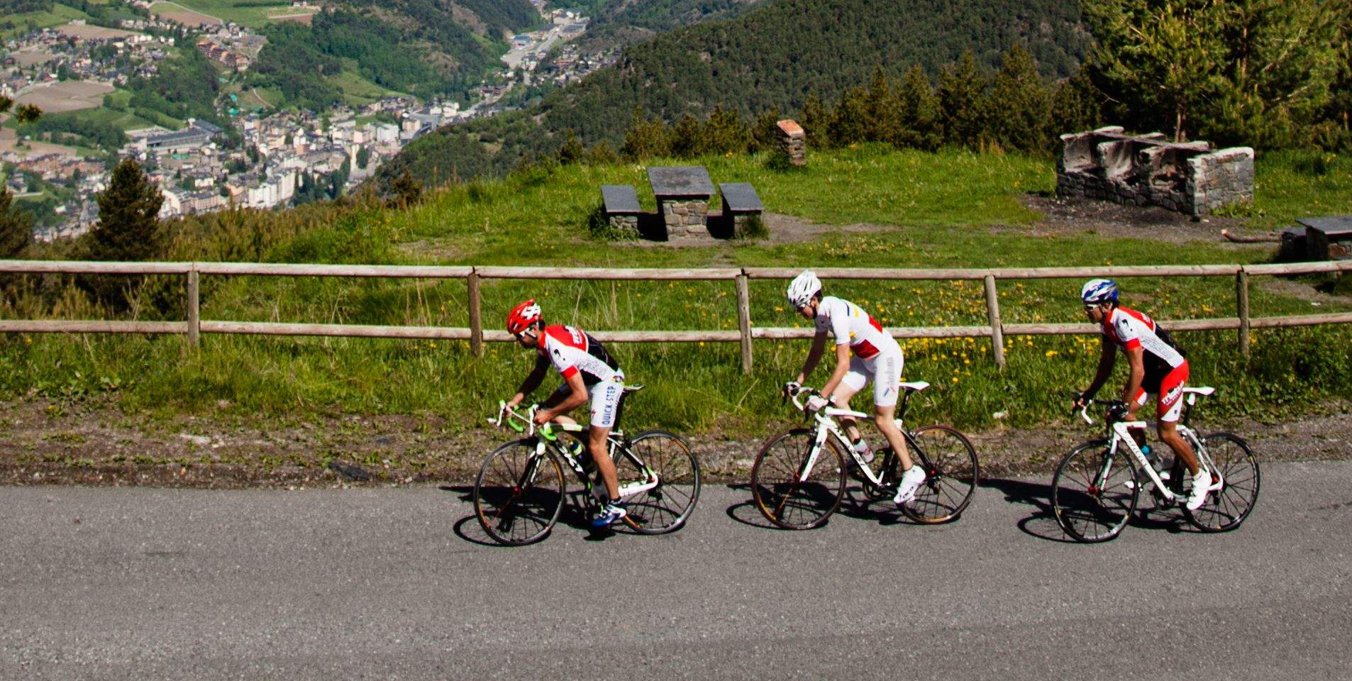 Tres ciclistes pujant al coll de Beixalís.