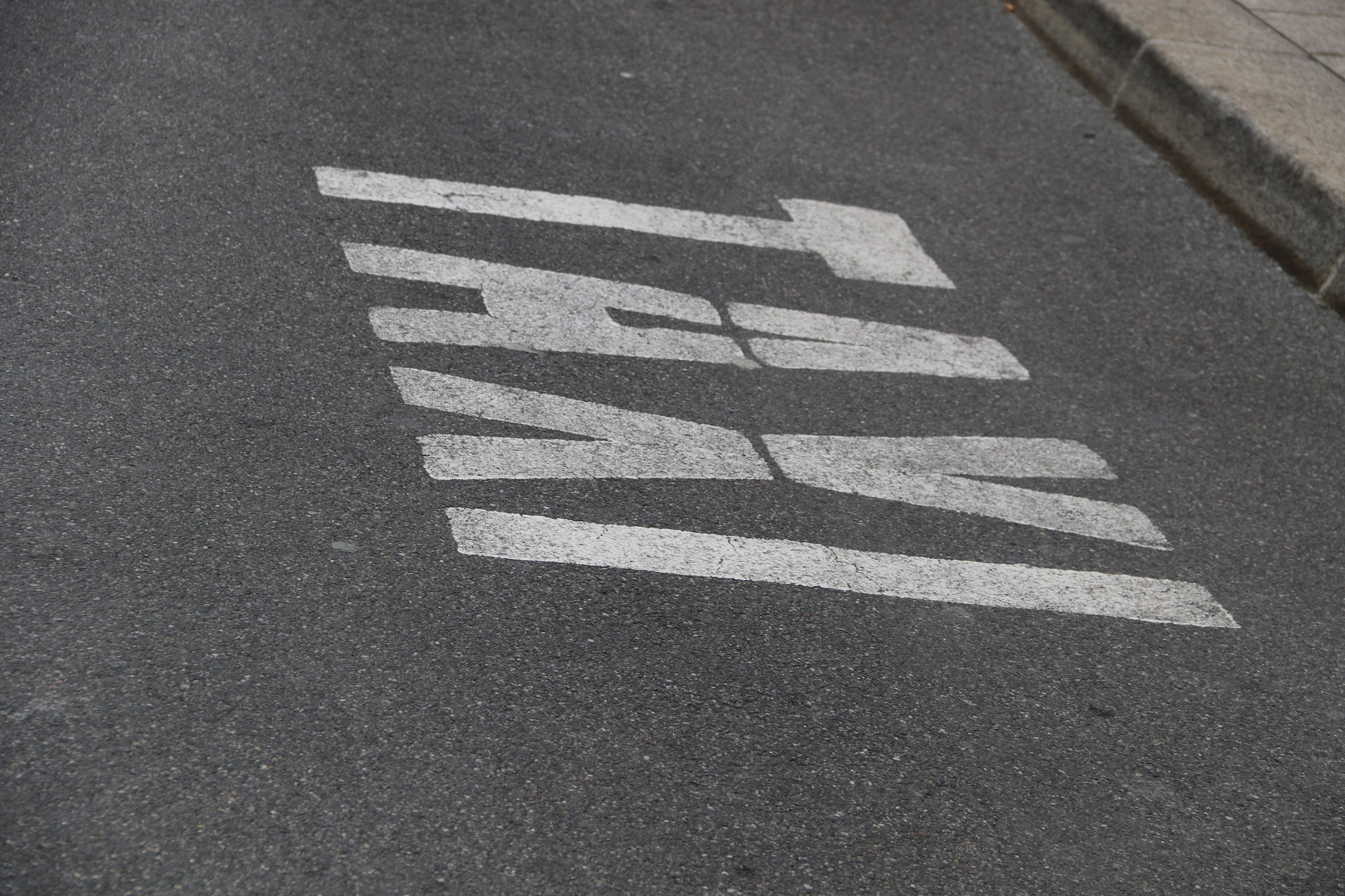 Una marca de taxi a la via pública.